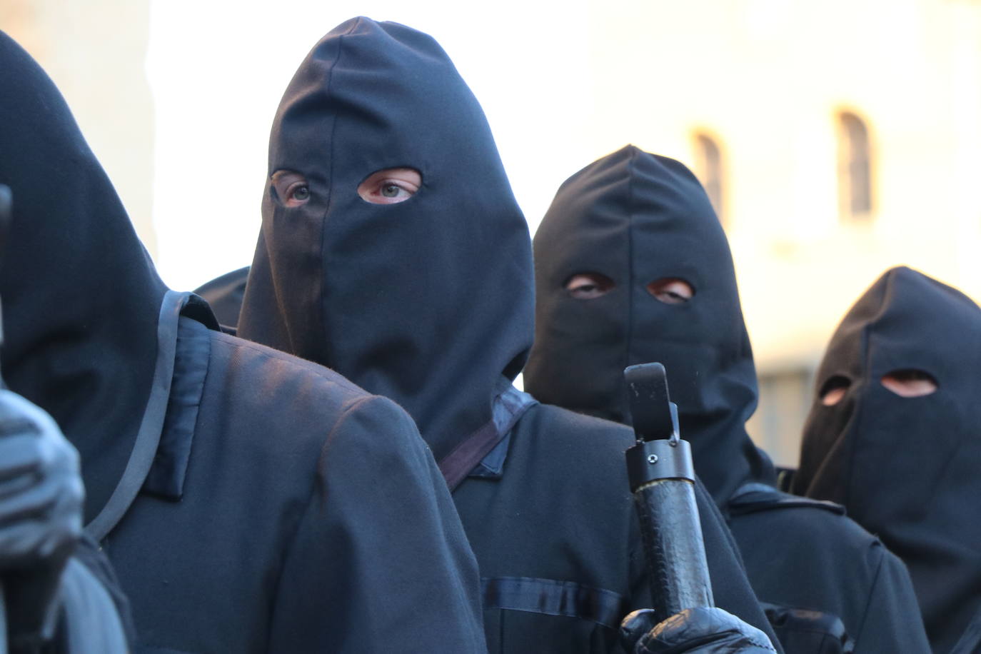 La Cofradía de Angustias ha organizado este Viernes Santo su procesión del Santo Entierro como cada año par. La última vez que procesionó por las calles de la capital fue en 2016.