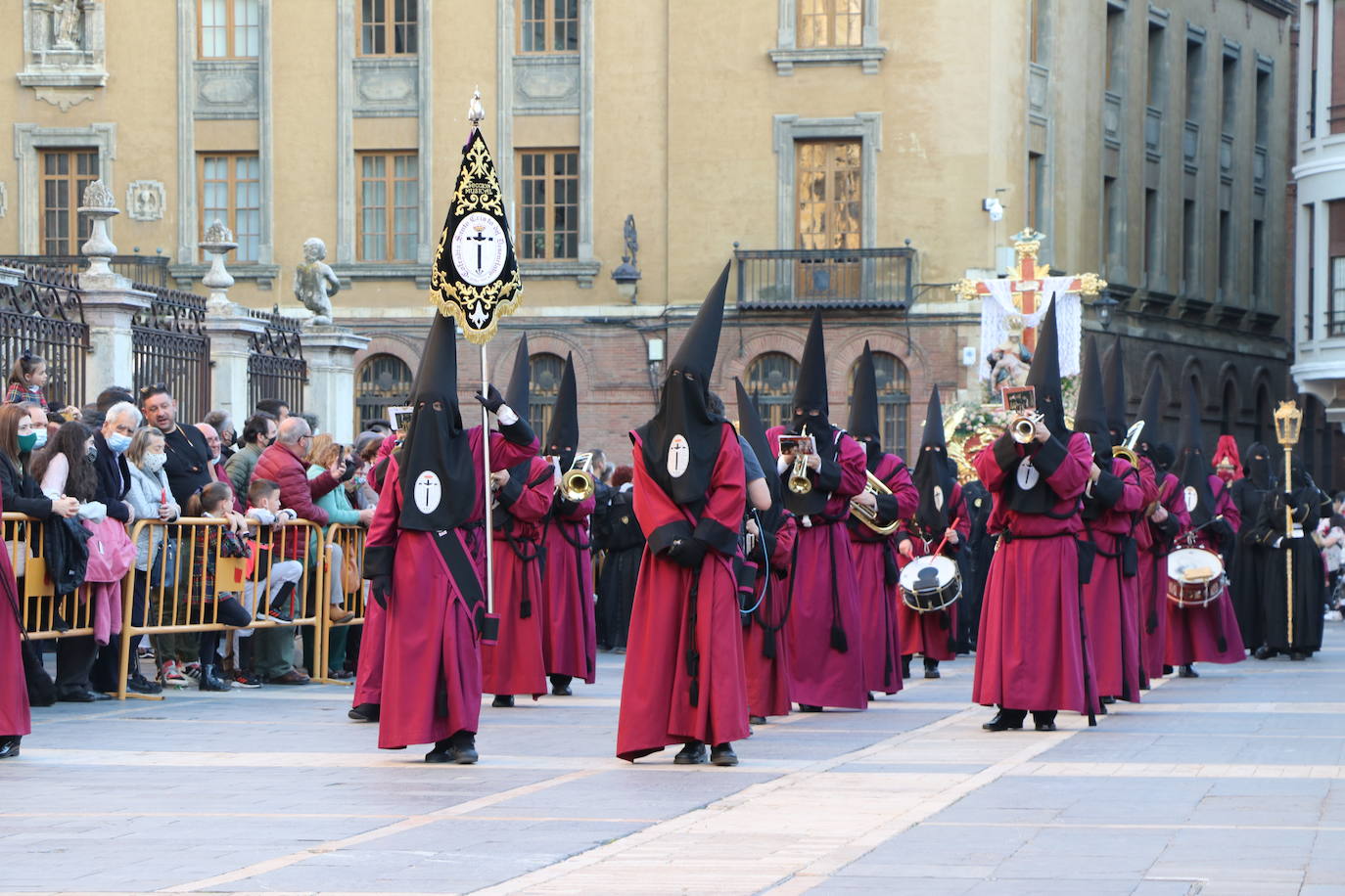 La Cofradía de Angustias ha organizado este Viernes Santo su procesión del Santo Entierro como cada año par. La última vez que procesionó por las calles de la capital fue en 2016.