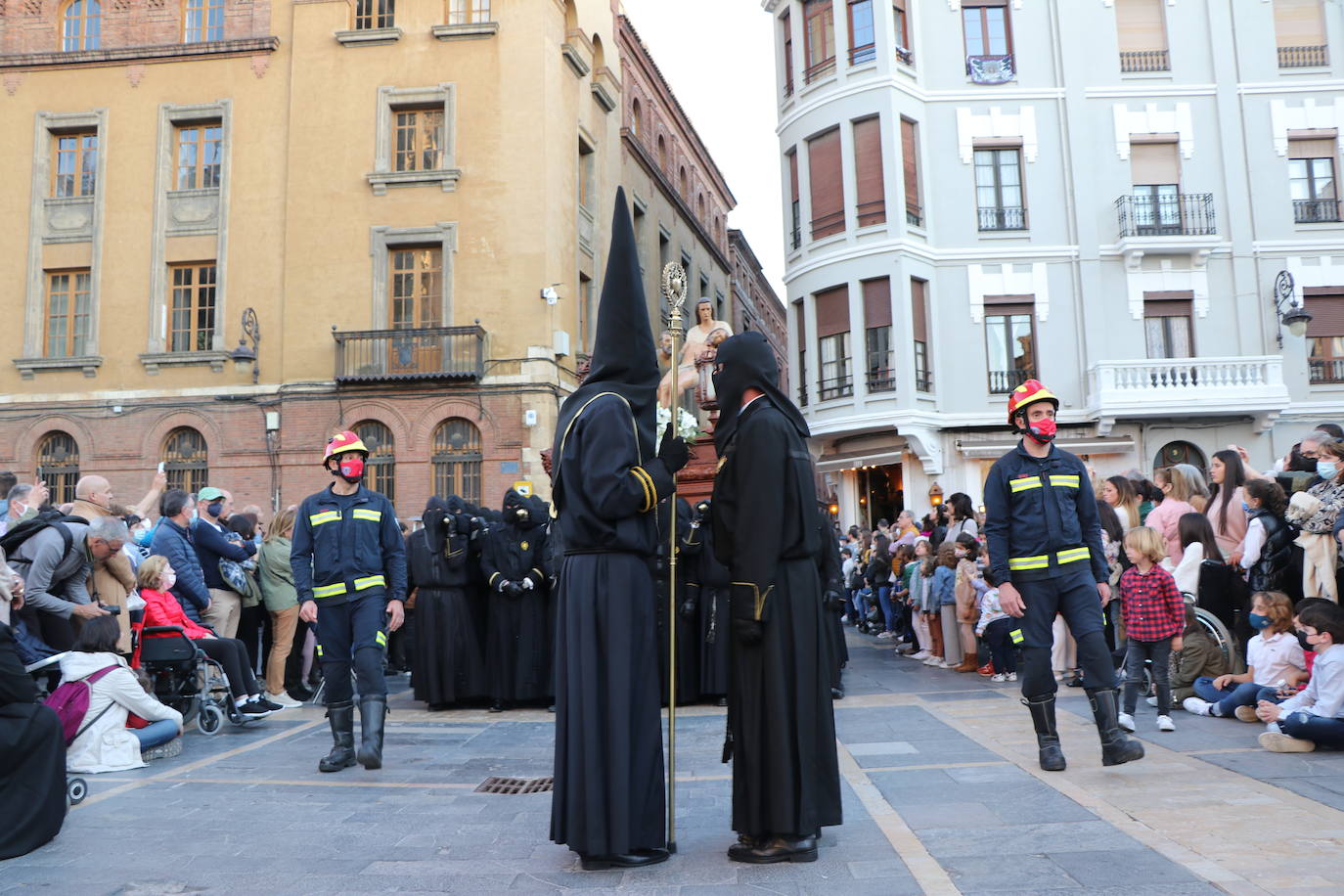 La Cofradía de Angustias ha organizado este Viernes Santo su procesión del Santo Entierro como cada año par. La última vez que procesionó por las calles de la capital fue en 2016.