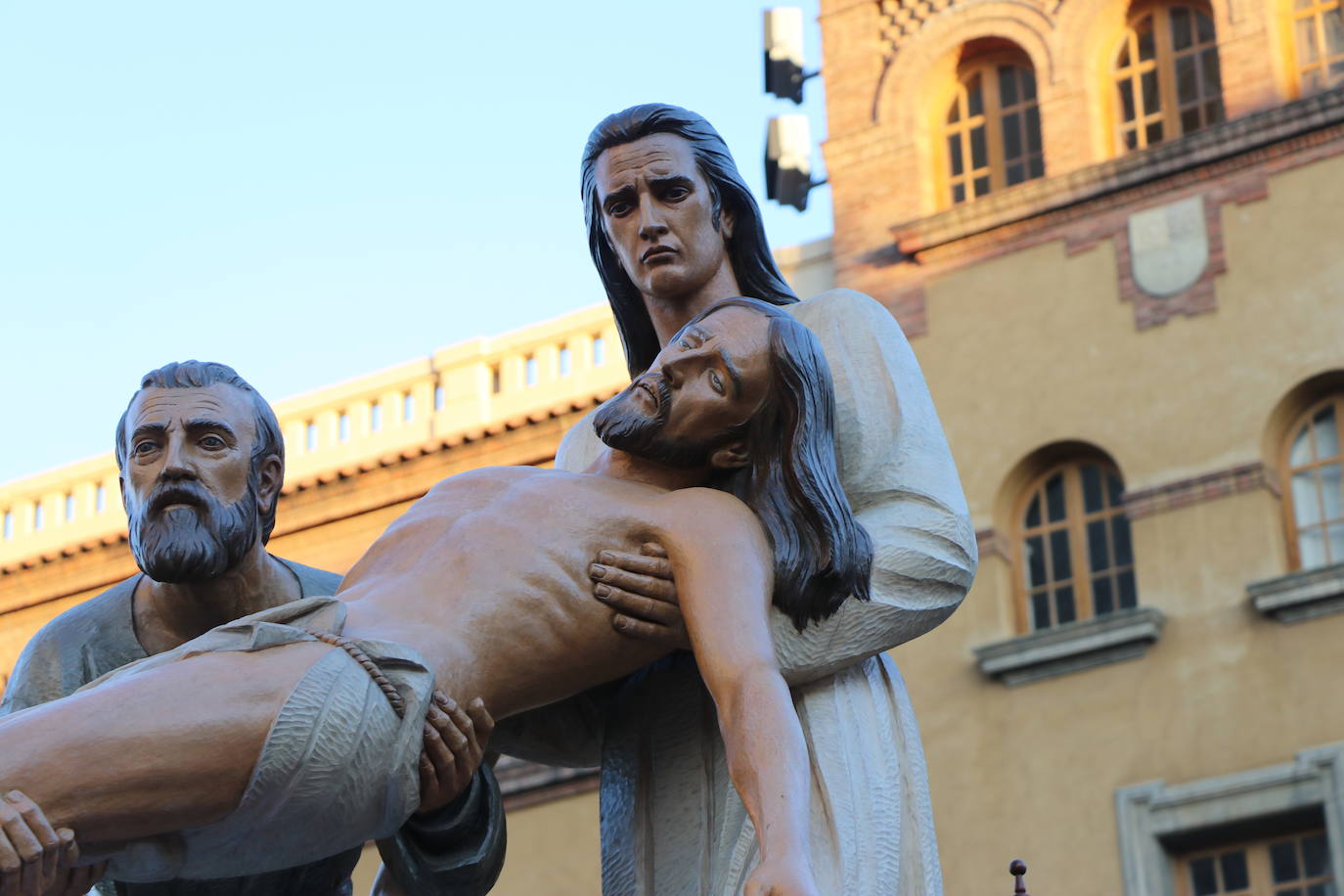 La Cofradía de Angustias ha organizado este Viernes Santo su procesión del Santo Entierro como cada año par. La última vez que procesionó por las calles de la capital fue en 2016.