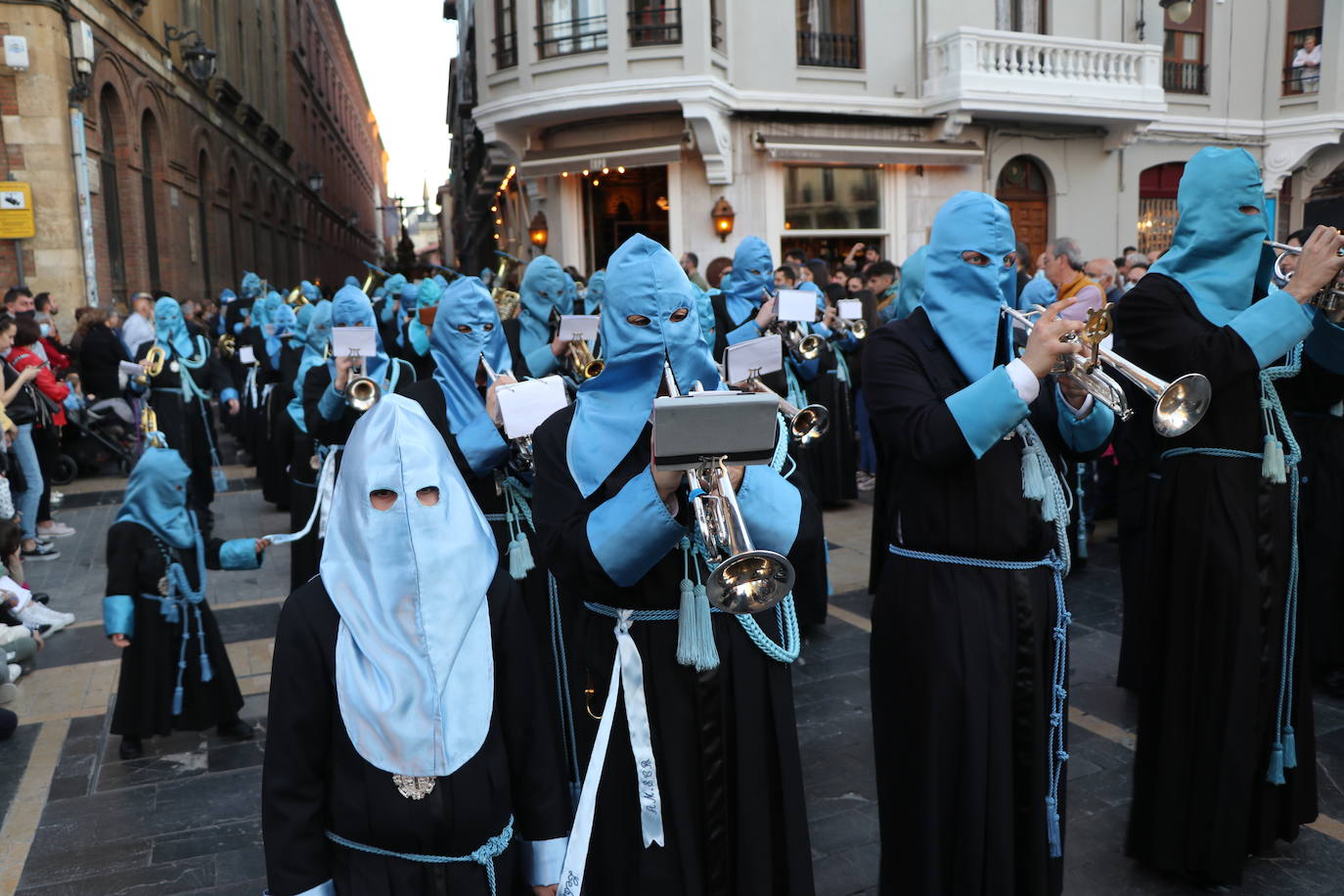 La Cofradía de Angustias ha organizado este Viernes Santo su procesión del Santo Entierro como cada año par. La última vez que procesionó por las calles de la capital fue en 2016.