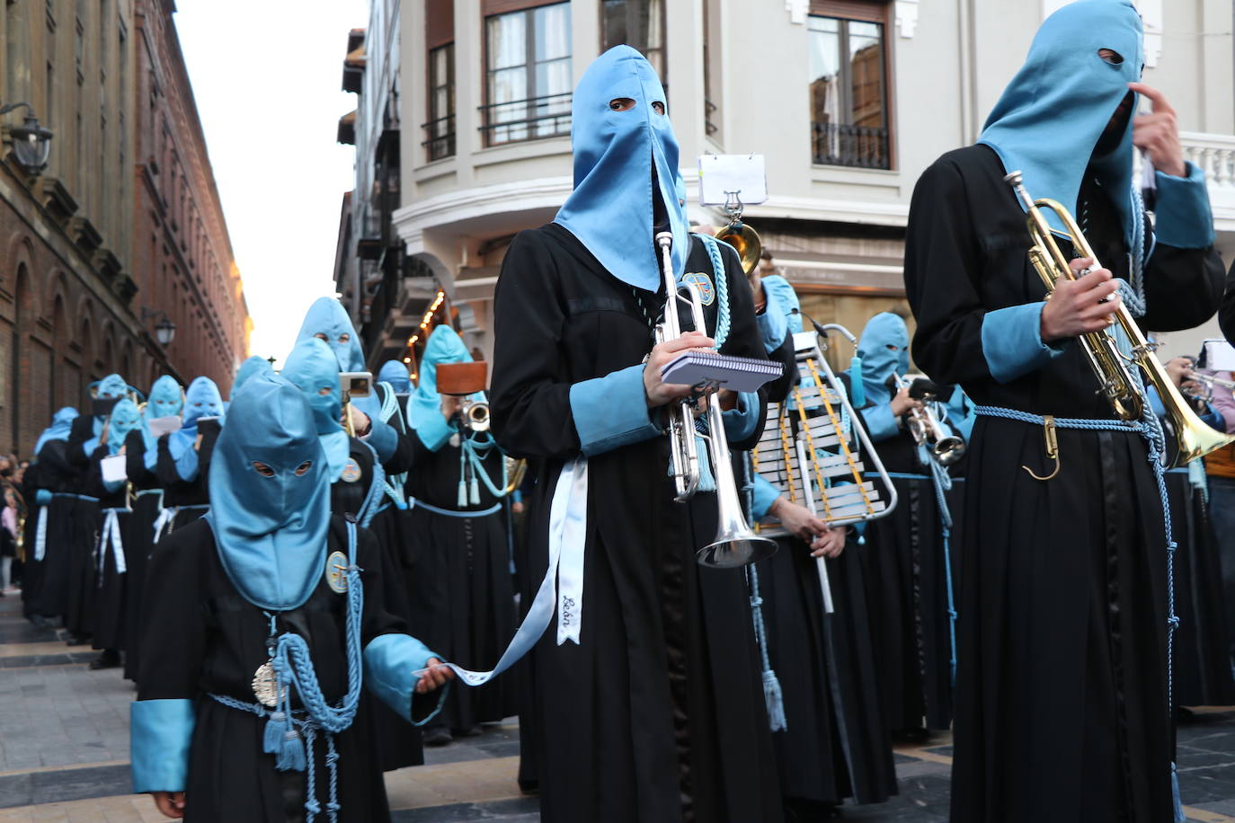 La Cofradía de Angustias ha organizado este Viernes Santo su procesión del Santo Entierro como cada año par. La última vez que procesionó por las calles de la capital fue en 2016.