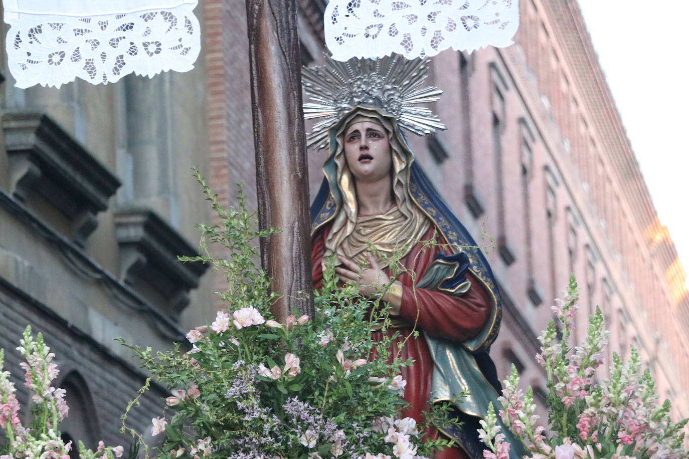 La Cofradía de Angustias ha organizado este Viernes Santo su procesión del Santo Entierro como cada año par. La última vez que procesionó por las calles de la capital fue en 2016.