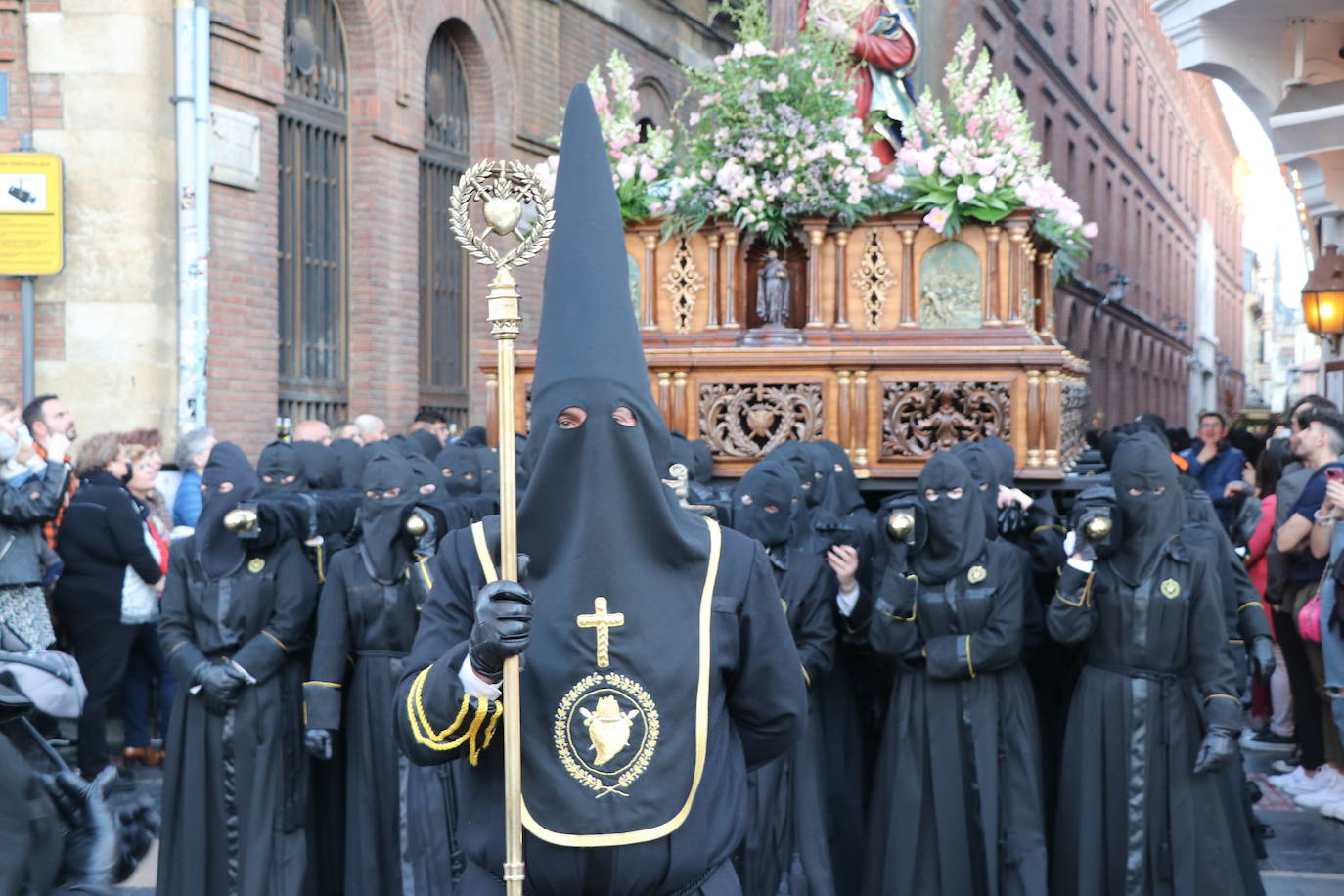 La Cofradía de Angustias ha organizado este Viernes Santo su procesión del Santo Entierro como cada año par. La última vez que procesionó por las calles de la capital fue en 2016.