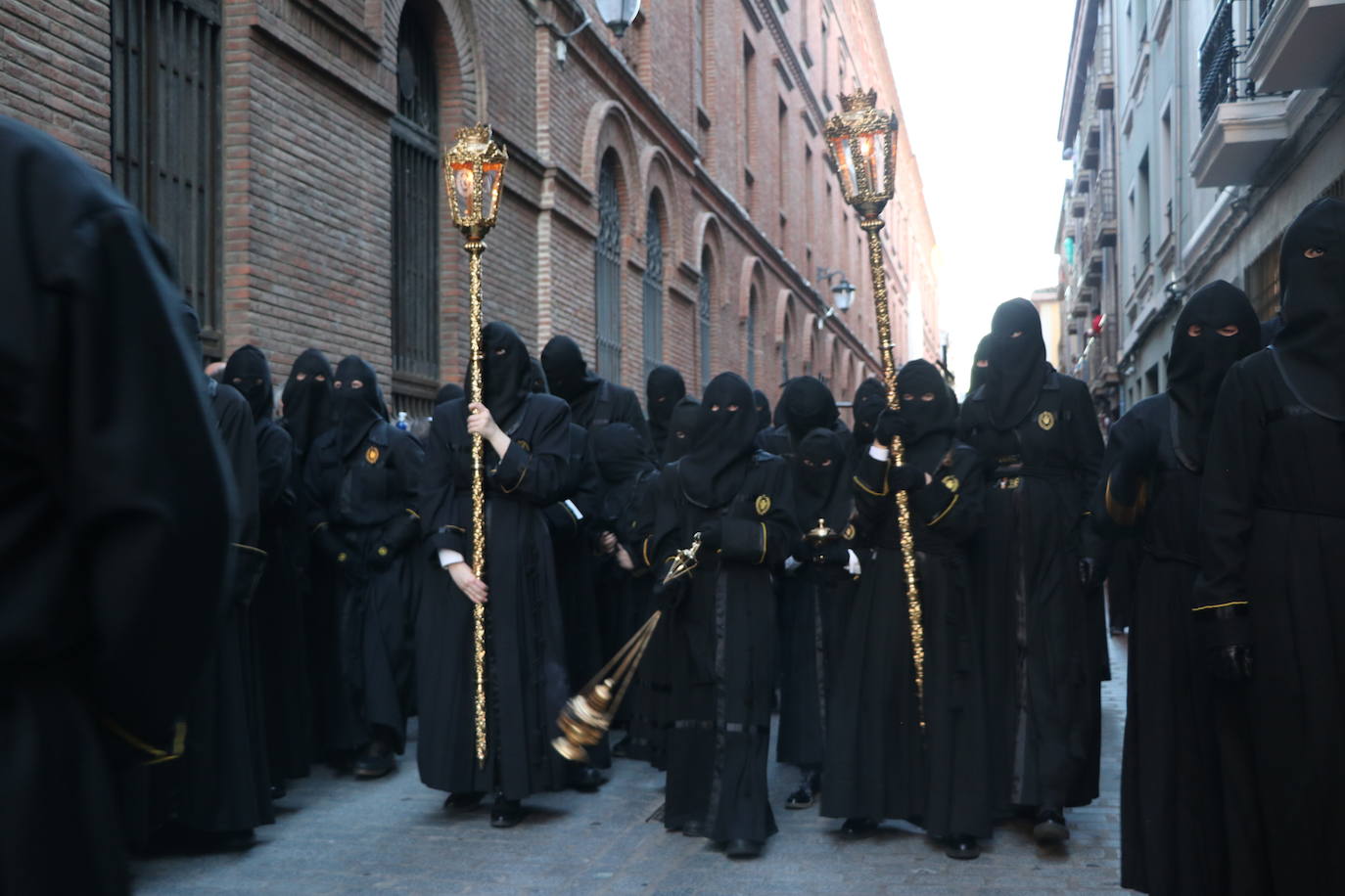 La Cofradía de Angustias ha organizado este Viernes Santo su procesión del Santo Entierro como cada año par. La última vez que procesionó por las calles de la capital fue en 2016.