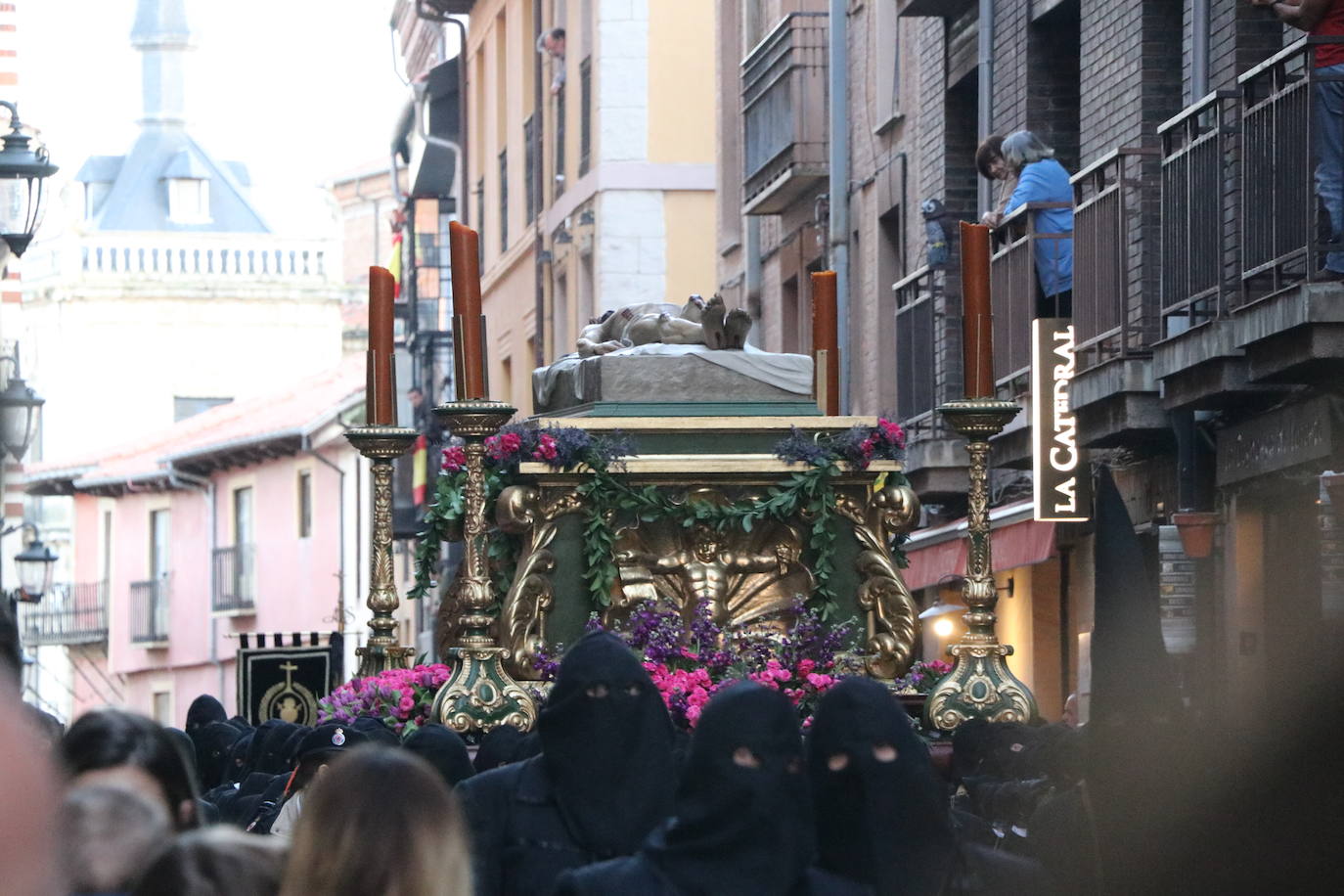 La Cofradía de Angustias ha organizado este Viernes Santo su procesión del Santo Entierro como cada año par. La última vez que procesionó por las calles de la capital fue en 2016.