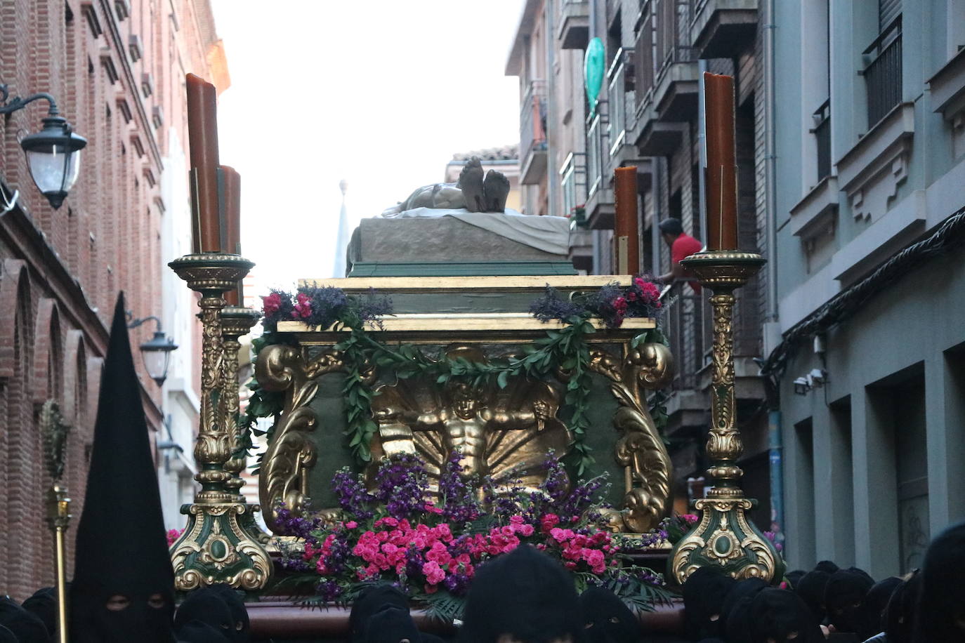 La Cofradía de Angustias ha organizado este Viernes Santo su procesión del Santo Entierro como cada año par. La última vez que procesionó por las calles de la capital fue en 2016.