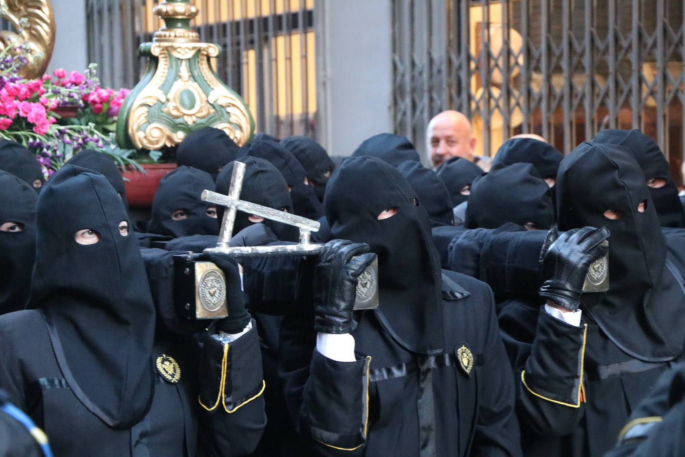 La Cofradía de Angustias ha organizado este Viernes Santo su procesión del Santo Entierro como cada año par. La última vez que procesionó por las calles de la capital fue en 2016.