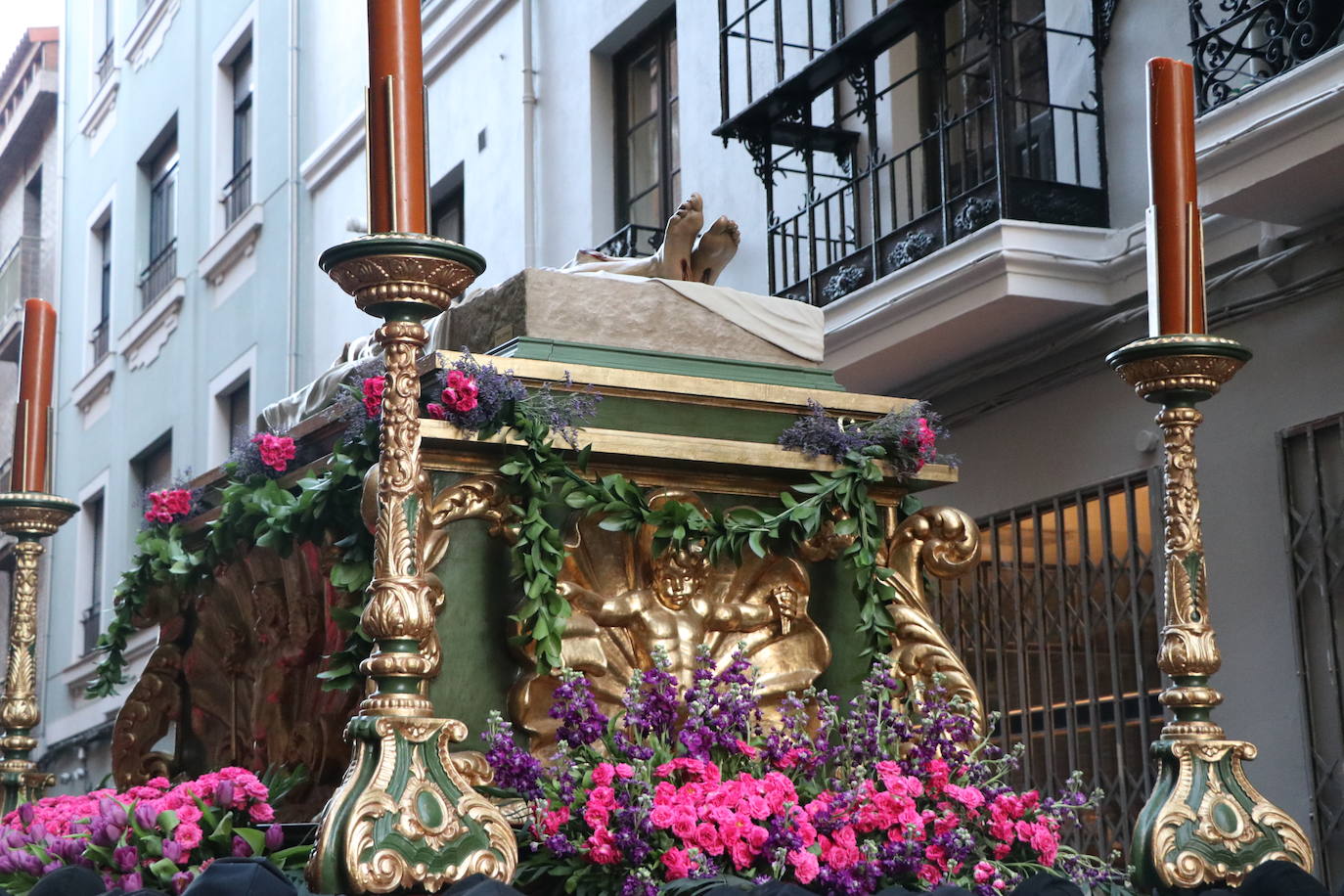 La Cofradía de Angustias ha organizado este Viernes Santo su procesión del Santo Entierro como cada año par. La última vez que procesionó por las calles de la capital fue en 2016.