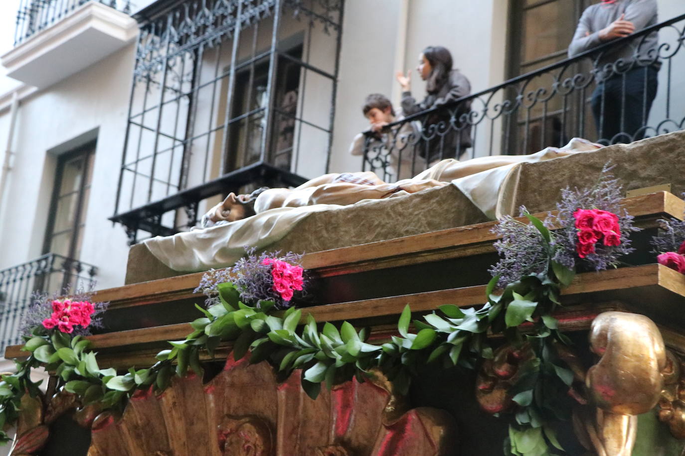 La Cofradía de Angustias ha organizado este Viernes Santo su procesión del Santo Entierro como cada año par. La última vez que procesionó por las calles de la capital fue en 2016.