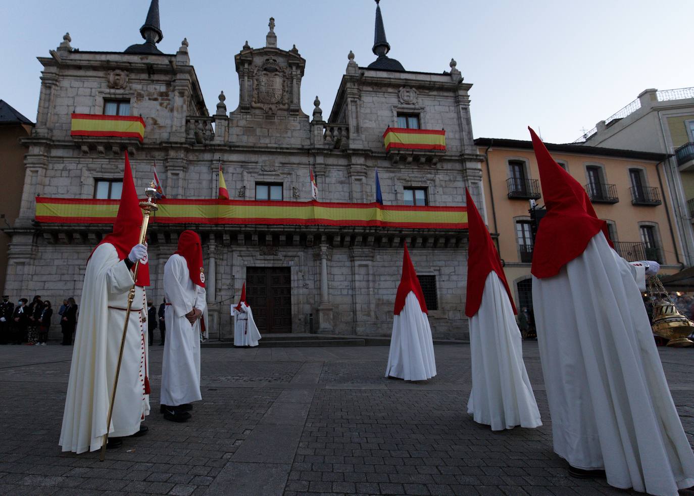 Procesión de la Santa Cena con la liberación de un preso.