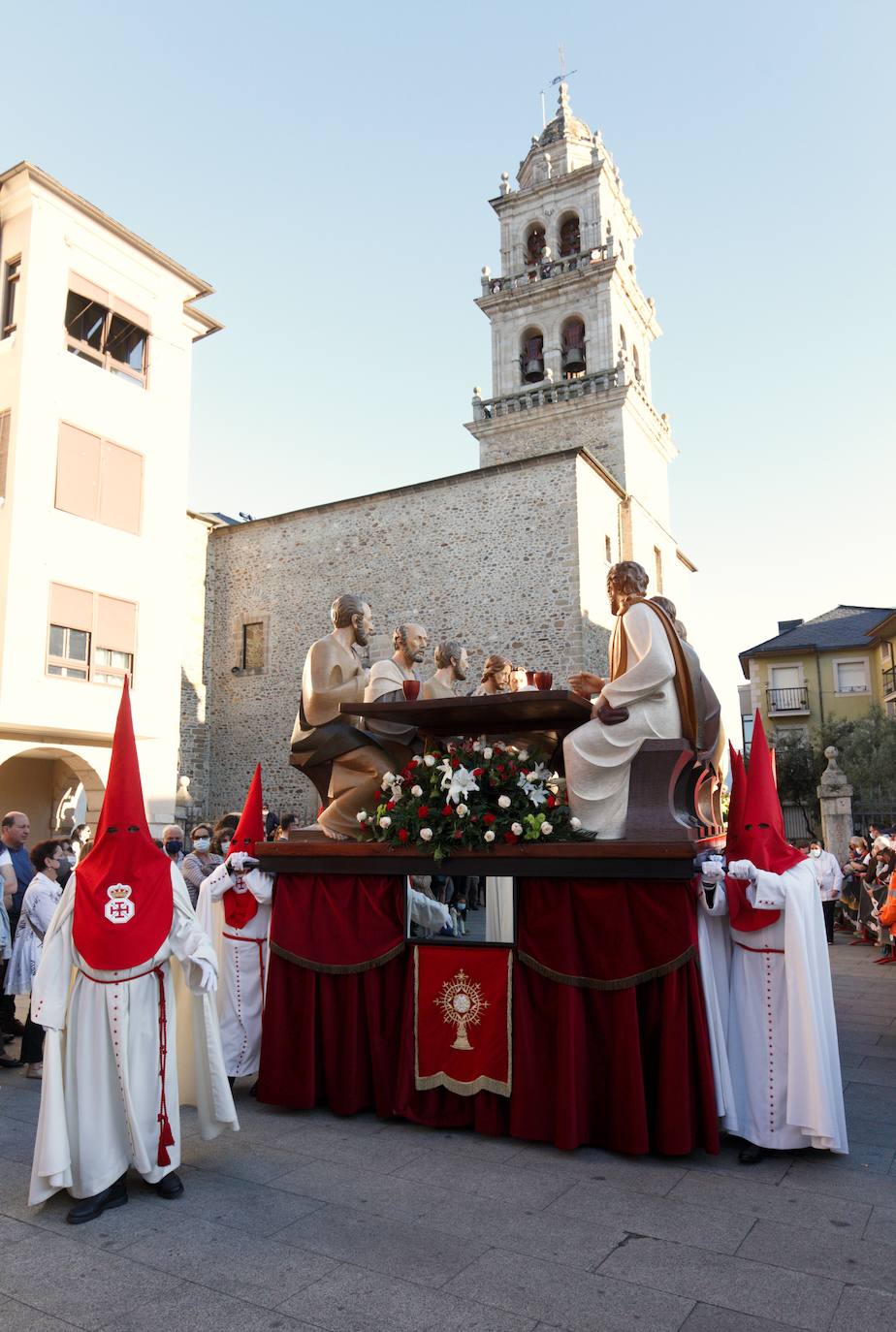 Procesión de la Santa Cena con la liberación de un preso.