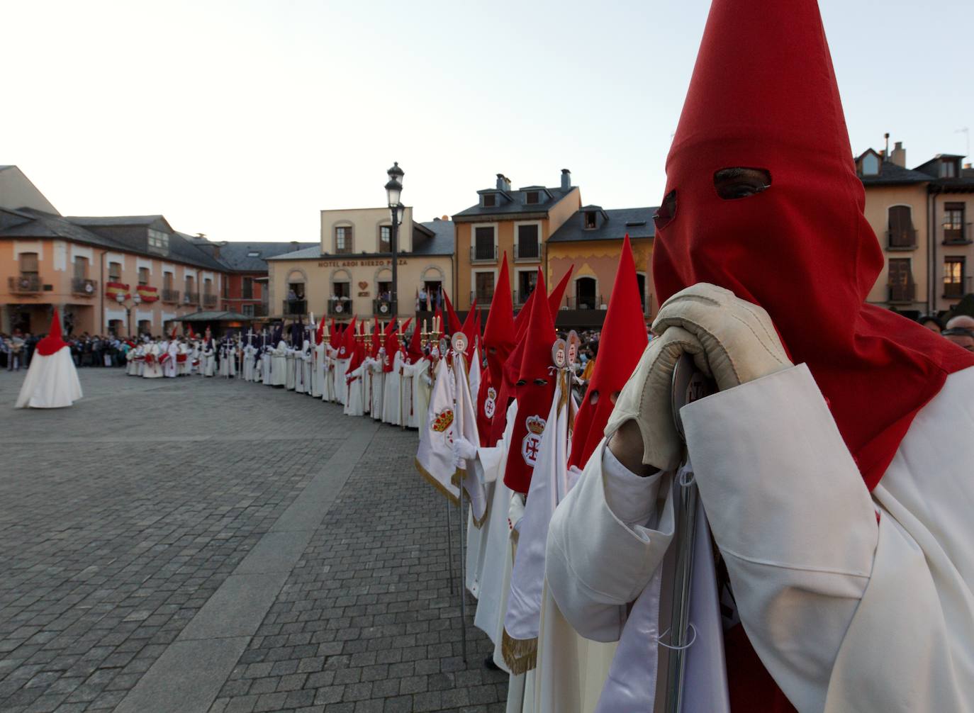 Procesión de la Santa Cena con la liberación de un preso.