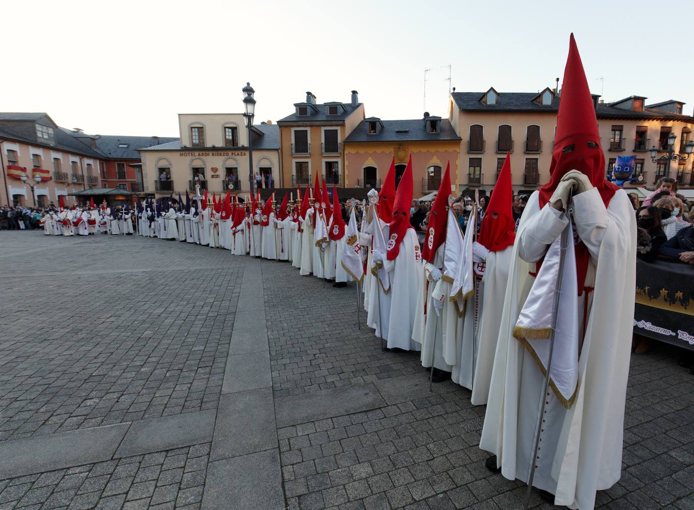 Procesión de la Santa Cena con la liberación de un preso.