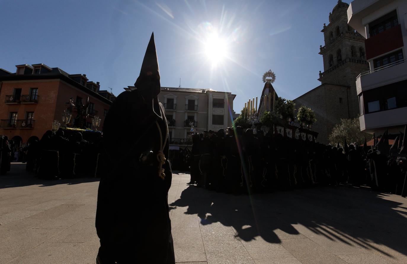 Ponferrada vive uno de sus actos centrales de la Semana Santa con esta procesión del Encuentro.