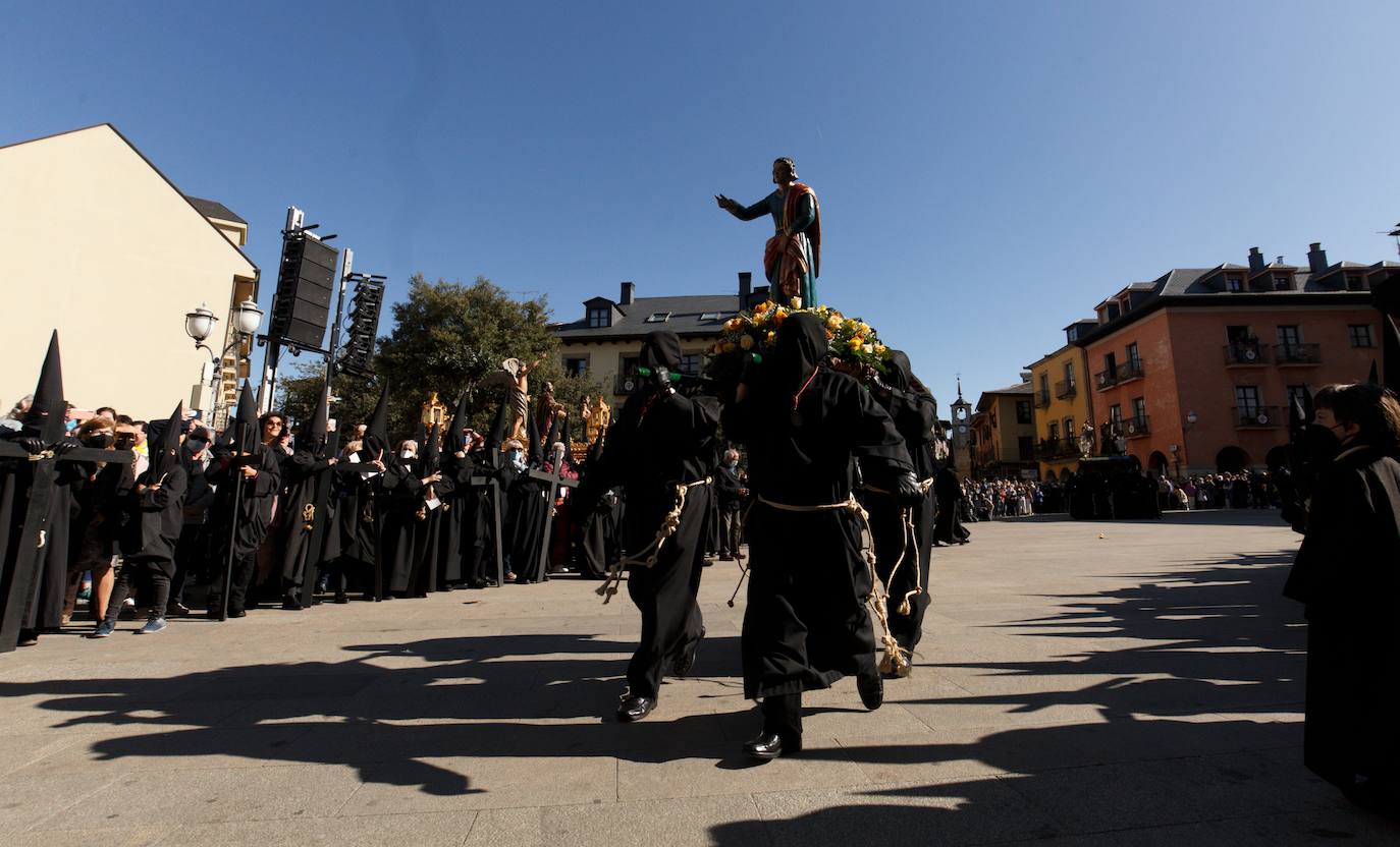 Ponferrada vive uno de sus actos centrales de la Semana Santa con esta procesión del Encuentro.