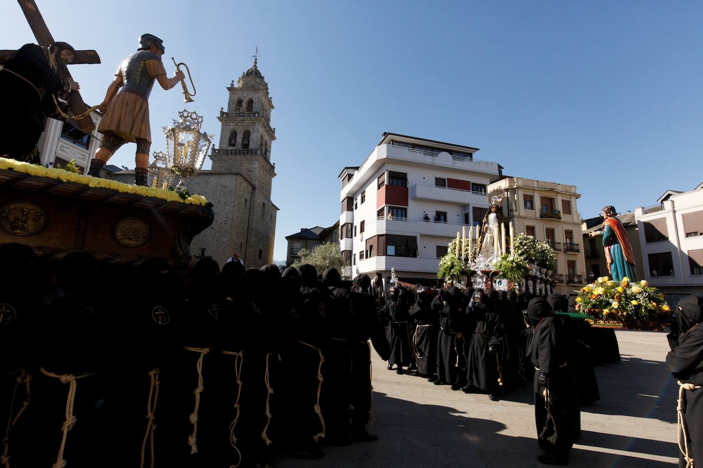 Ponferrada vive uno de sus actos centrales de la Semana Santa con esta procesión del Encuentro.