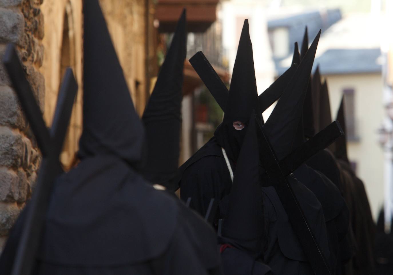 Ponferrada vive uno de sus actos centrales de la Semana Santa con esta procesión del Encuentro.