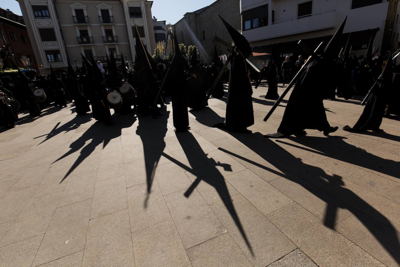 Ponferrada vive uno de sus actos centrales de la Semana Santa con esta procesión del Encuentro.