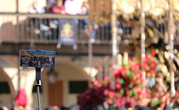 Imagen. Un móvil captura el paso de la Madre Dolorosa. 