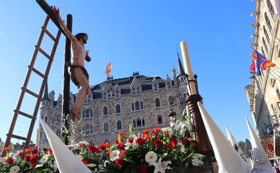 El Cristo de las Siete Palabras a su paso por Botines.