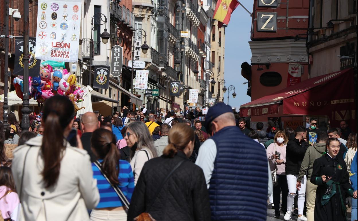 Las calles de León acogen a miles de personas en esta Semana Santa.