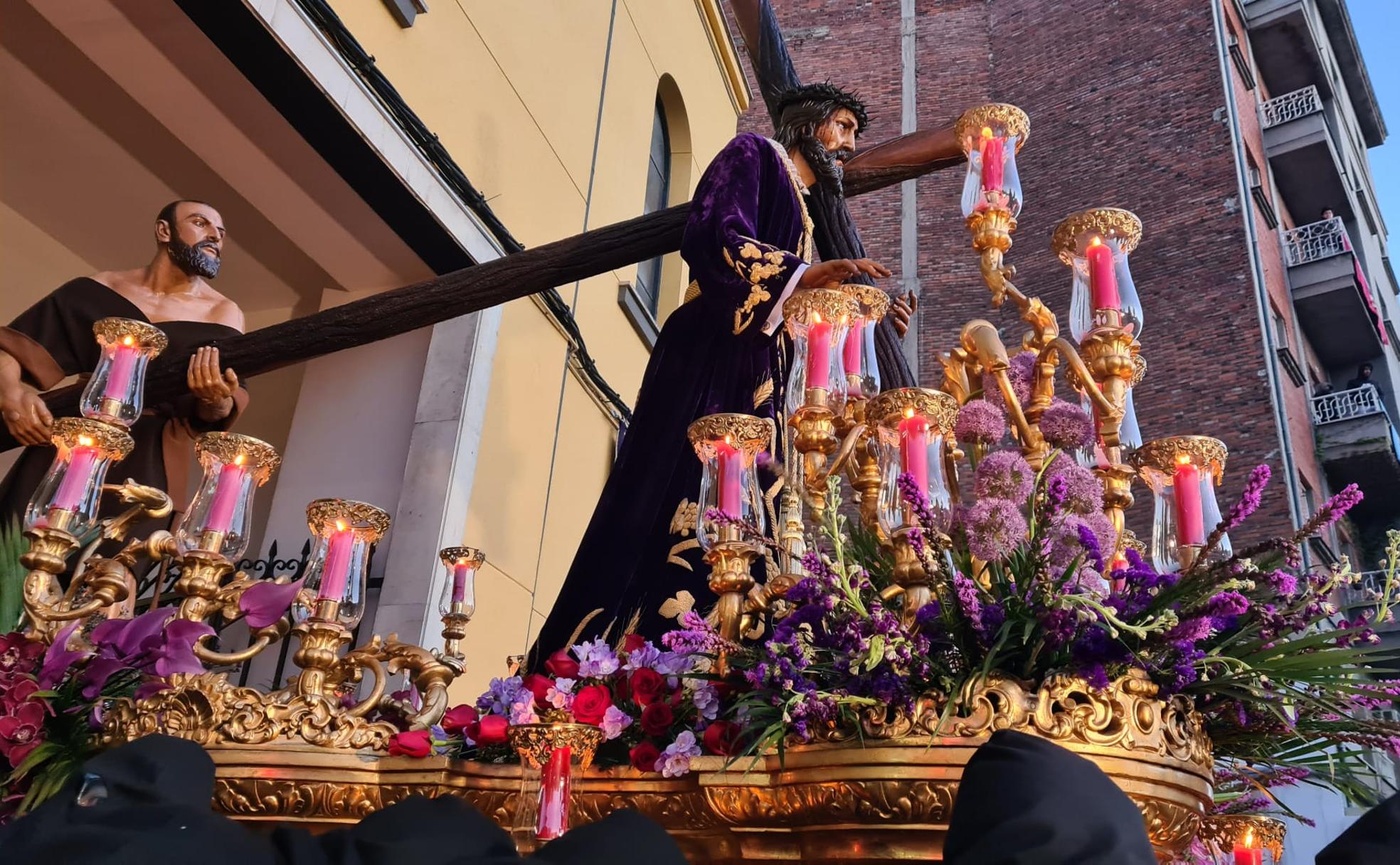 El paso de Nuestro Padre Jesús Nazarenos sale por las puertas de Santa Nonia para iniciar la procesión. 