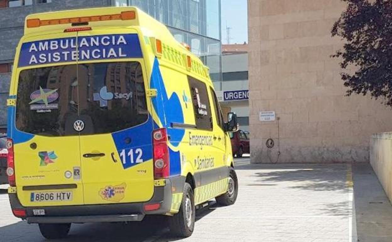 La mujer sufrió heridas en la nariz y dolor cervical. En la imagen, una ambulancia de servicio asistencial.