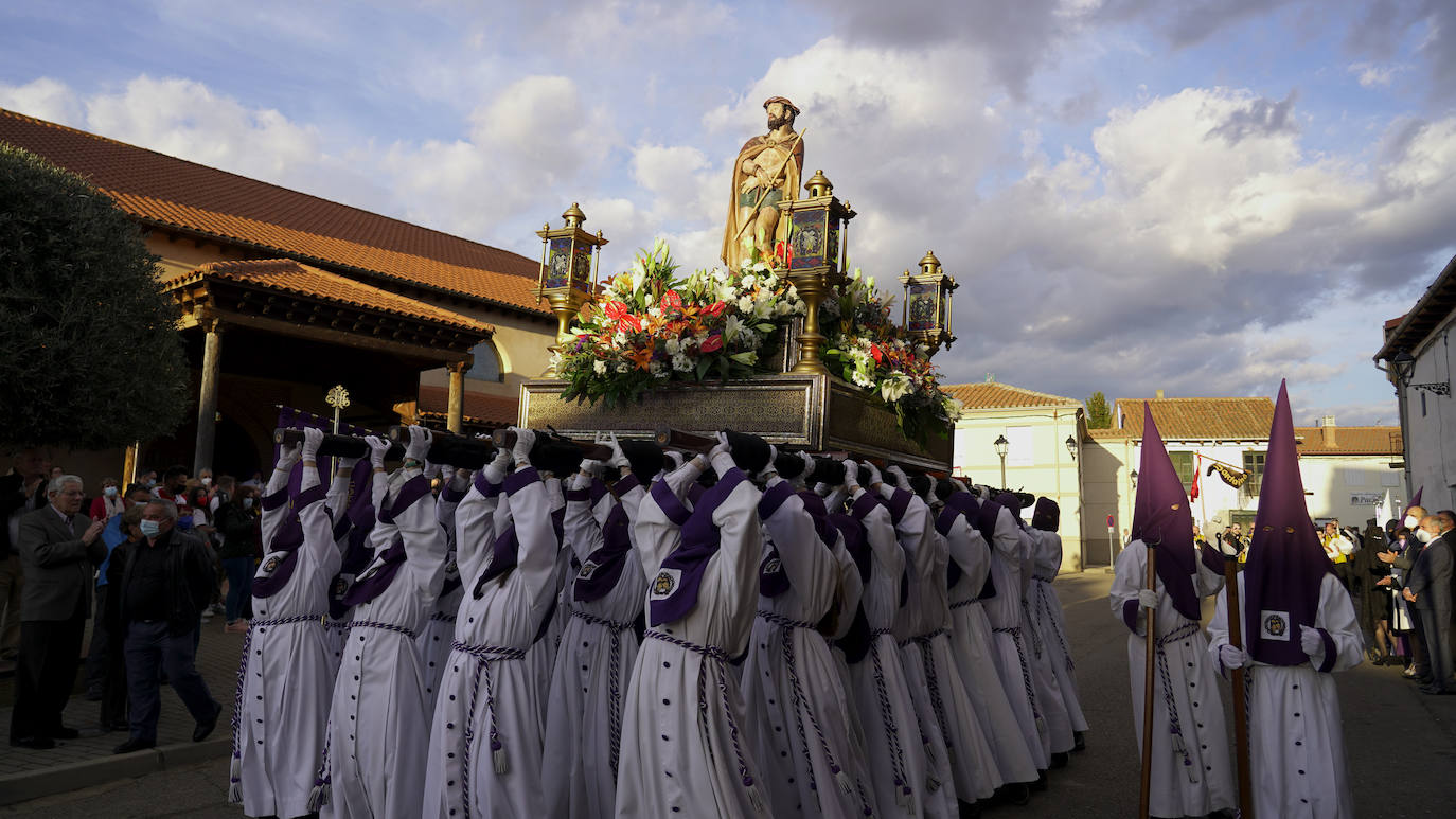 El buen tiempo acompañó la procesión del Jueves Santo en Santa Marina del Rey, uno de los actos centrales de su Semana Santa.