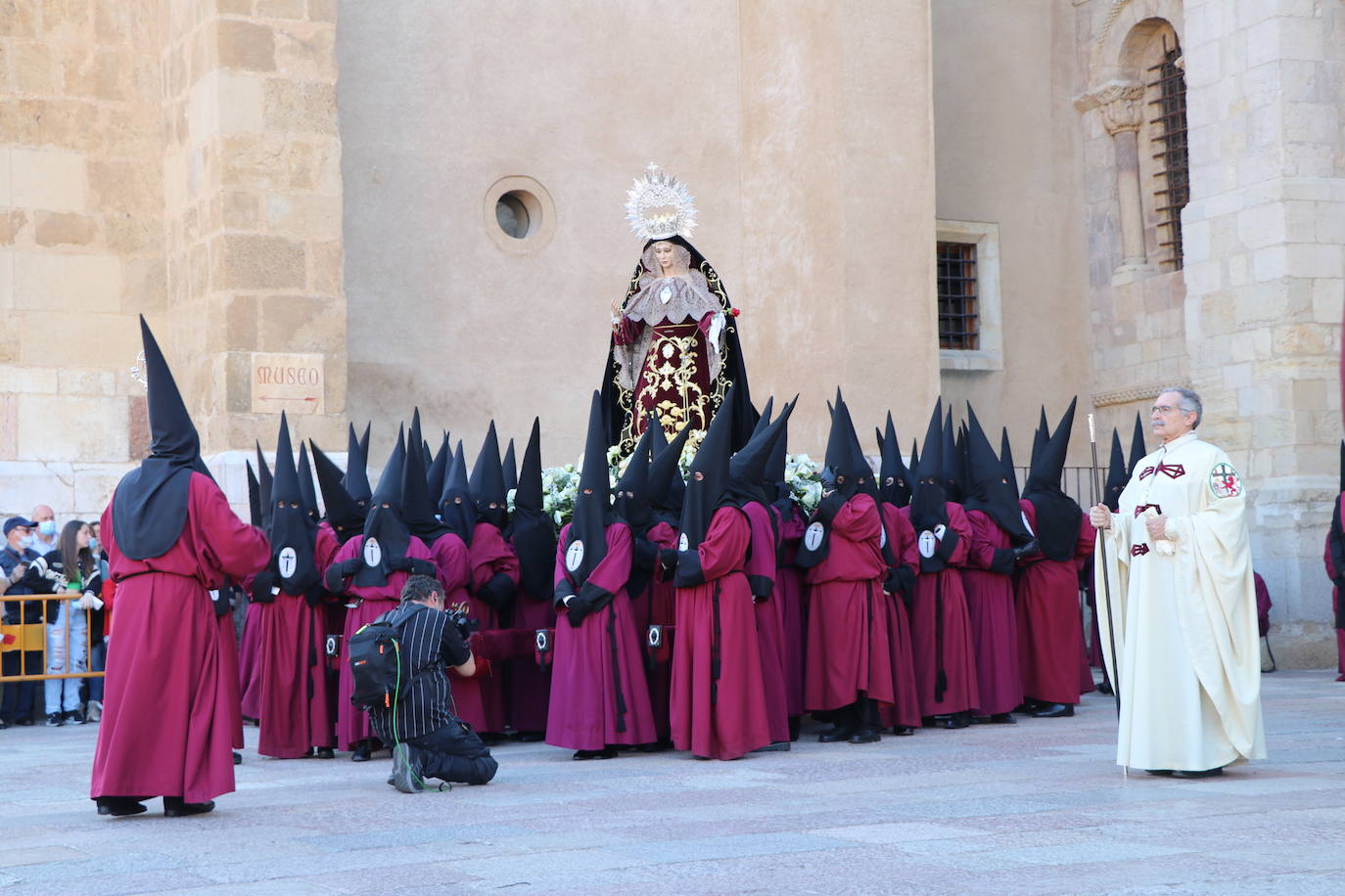 Acto central de la Procesión del Desenclavo en San Isidoro. 