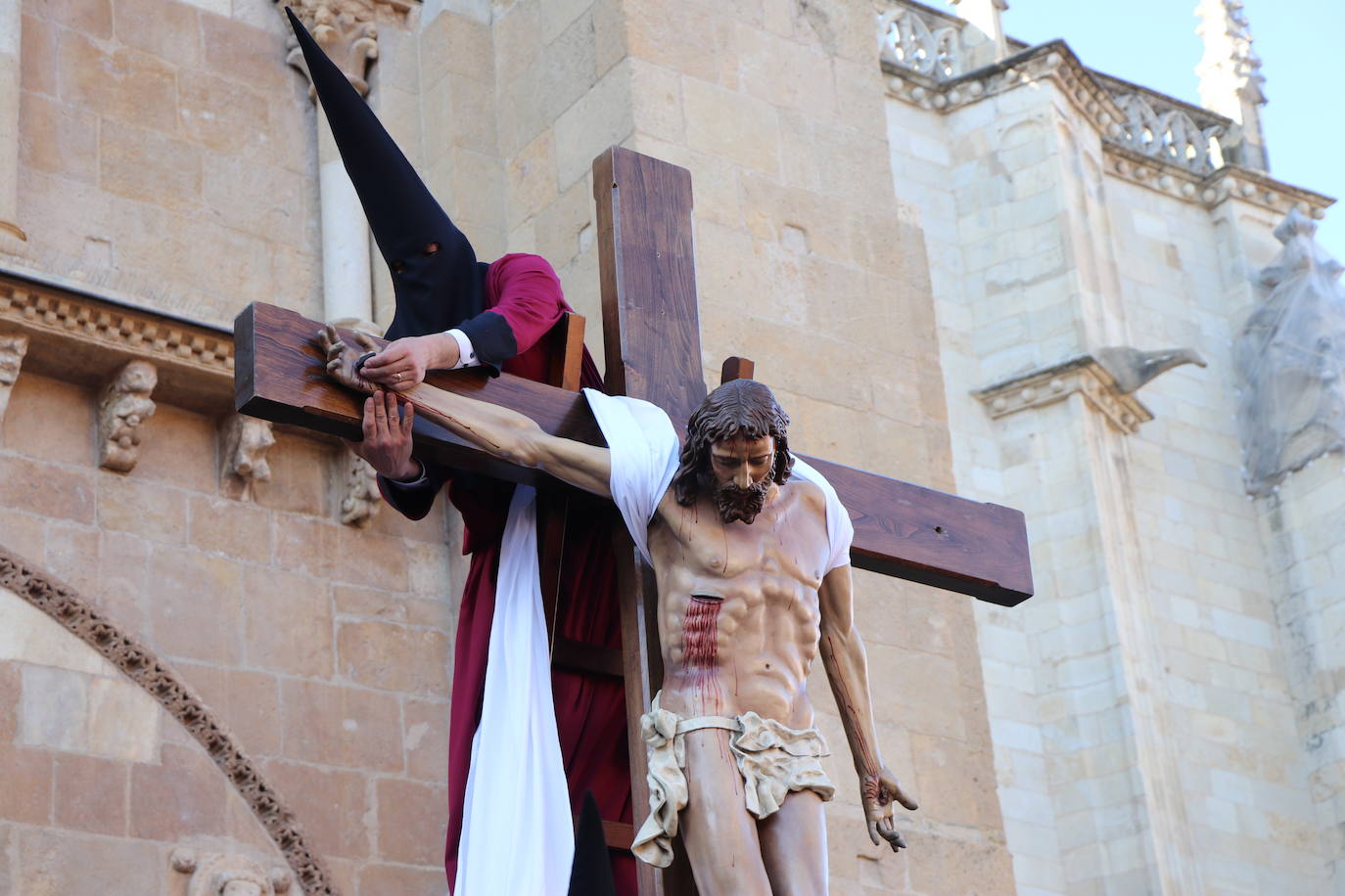 Acto central de la Procesión del Desenclavo en San Isidoro. 