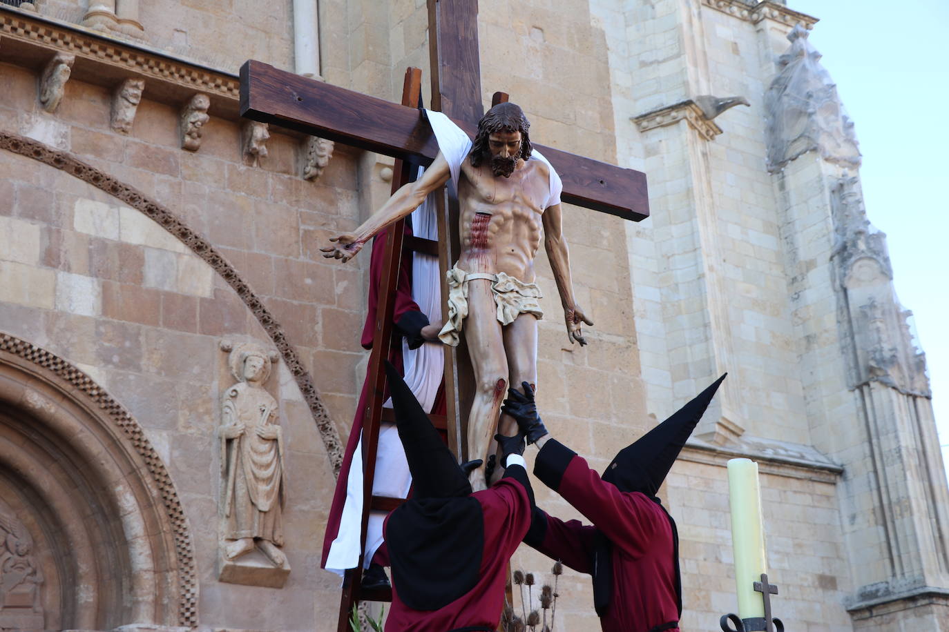 Acto central de la Procesión del Desenclavo en San Isidoro. 