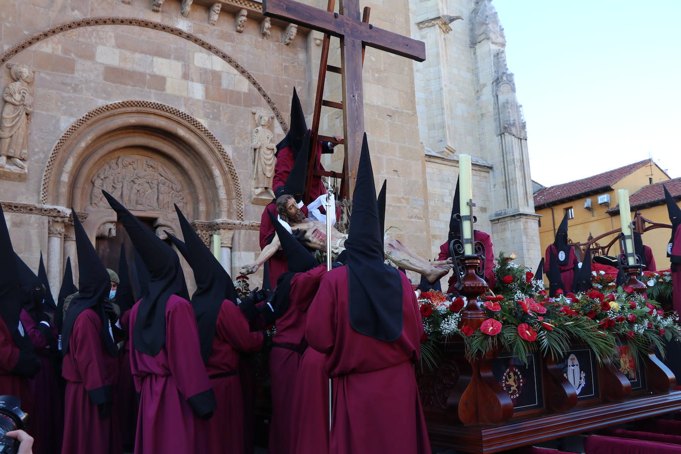 Acto central de la Procesión del Desenclavo en San Isidoro. 