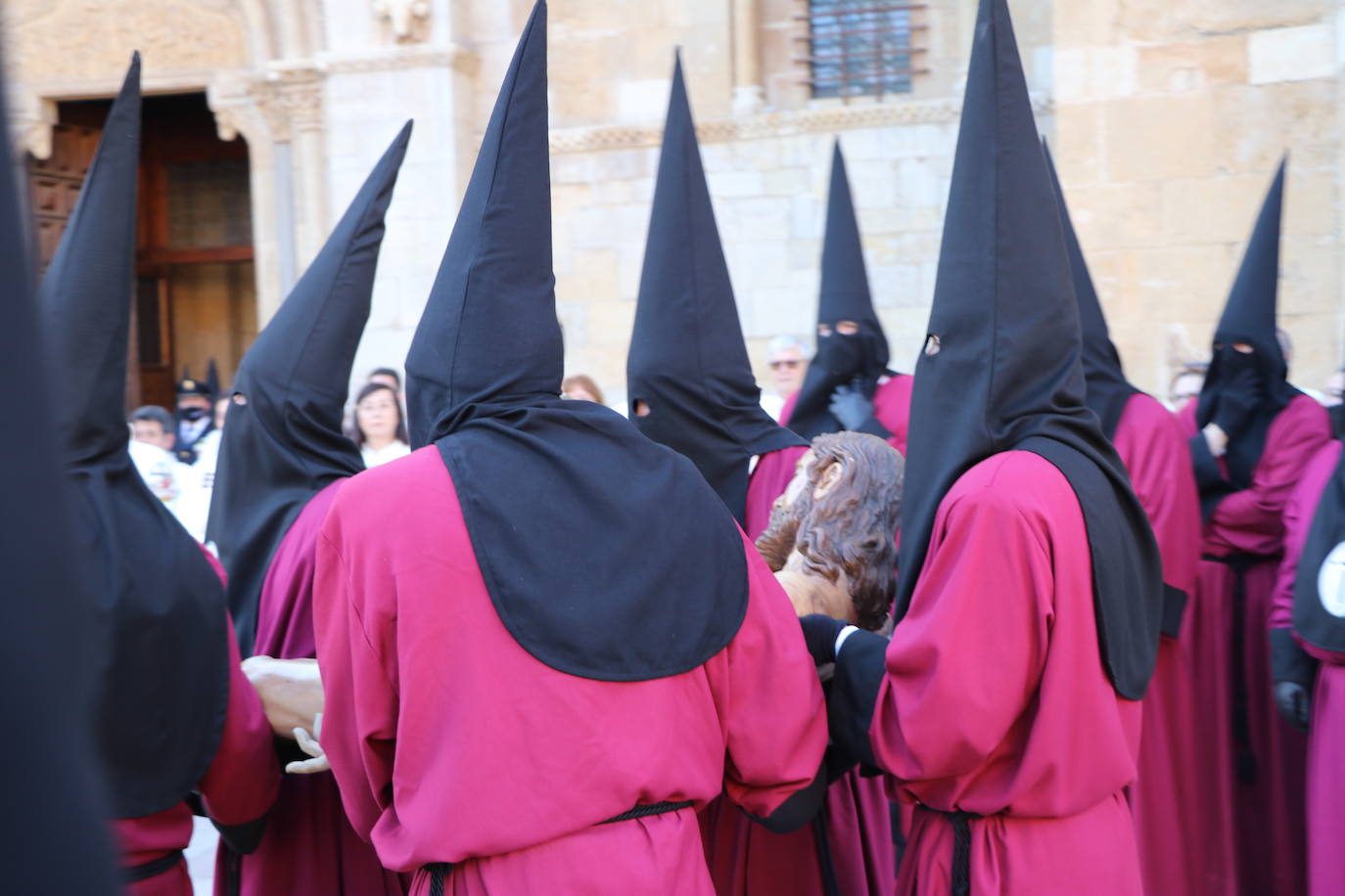 Acto central de la Procesión del Desenclavo en San Isidoro. 