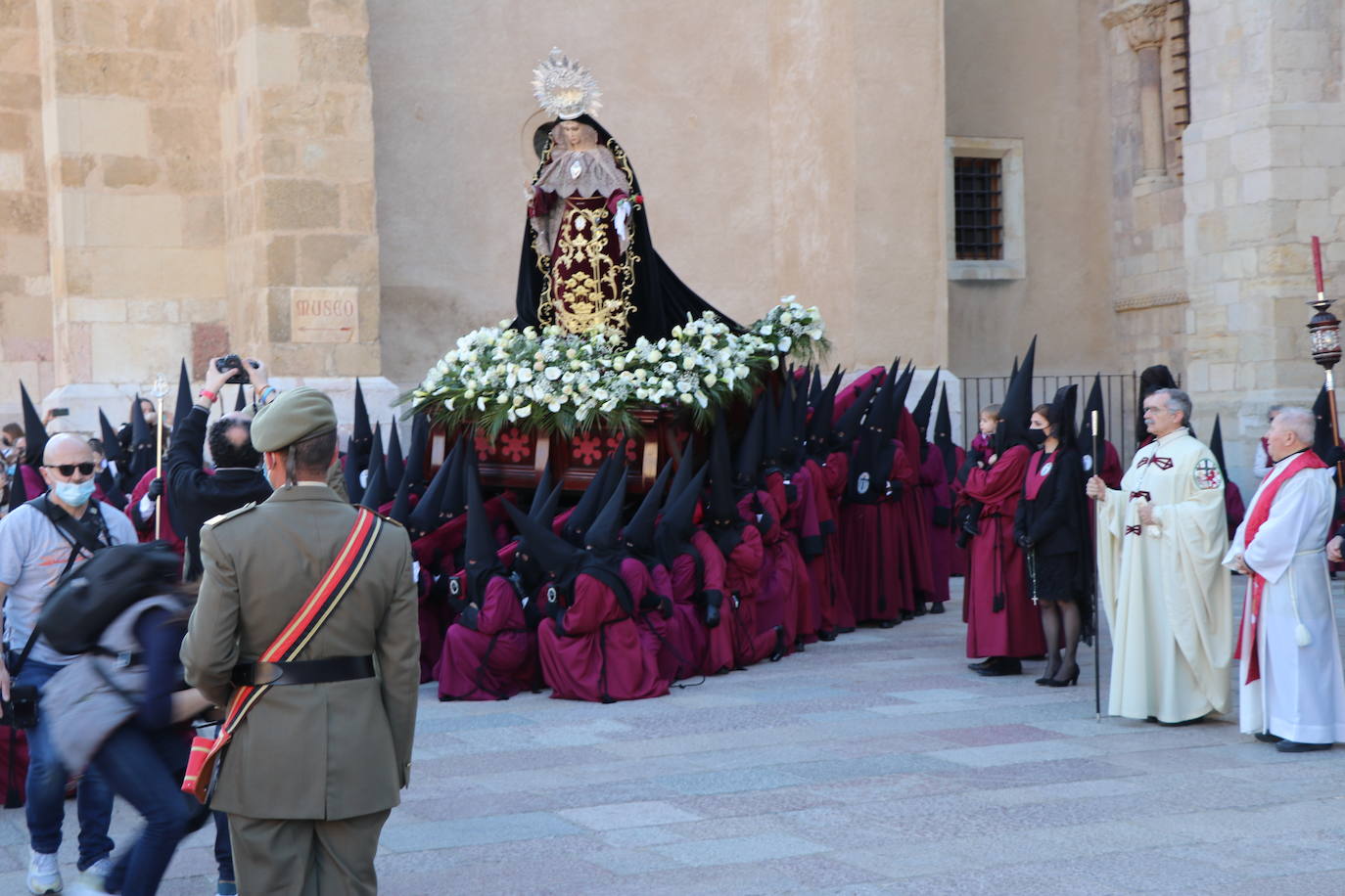 Acto central de la Procesión del Desenclavo en San Isidoro. 