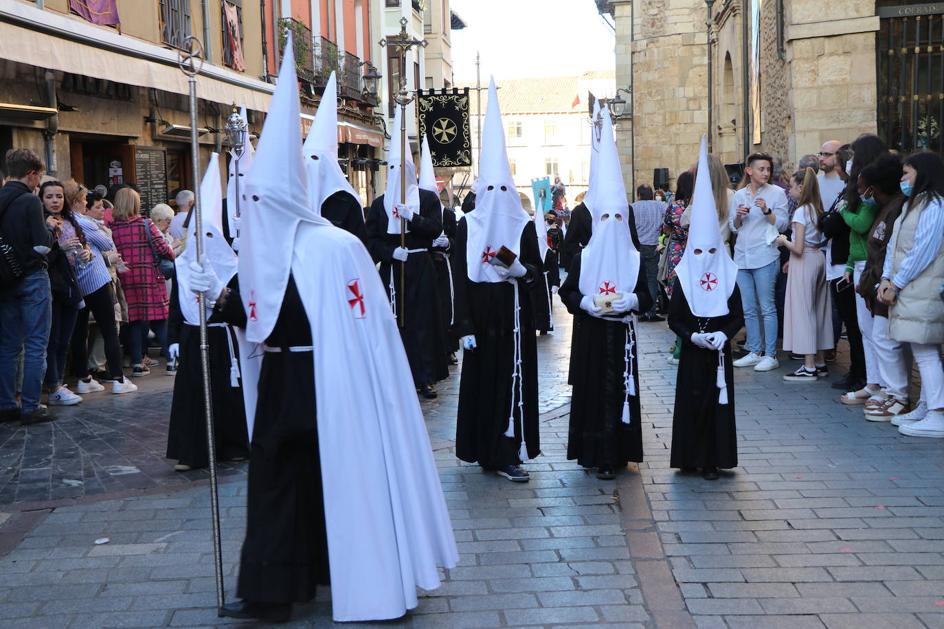 Las blancas capillas de la Cofradía del Santo Sepulcro-esperanza de Vida traen la luz a una tarde de vigilia Pascual