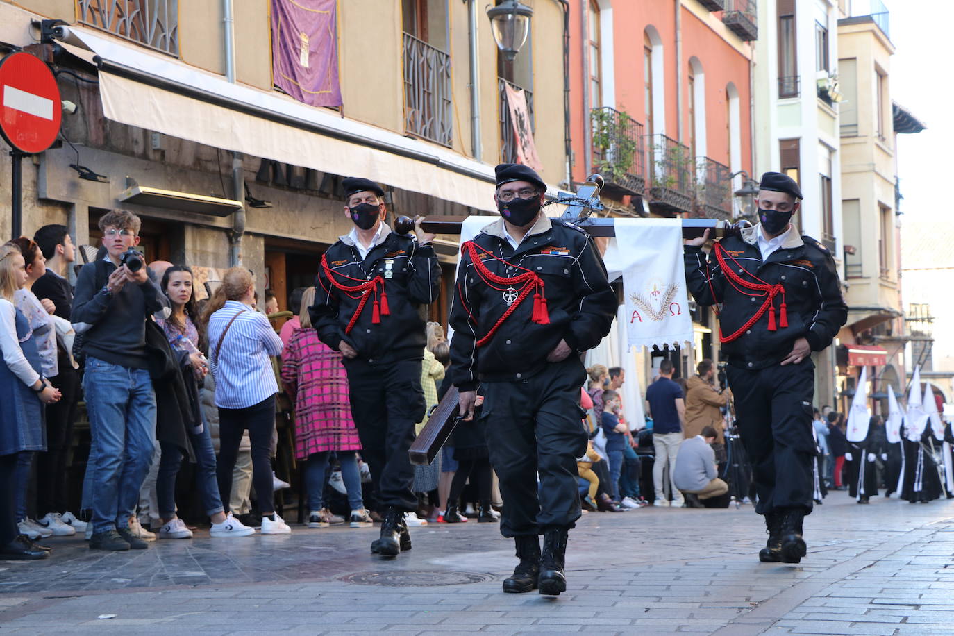 Las blancas capillas de la Cofradía del Santo Sepulcro-esperanza de Vida traen la luz a una tarde de vigilia Pascual