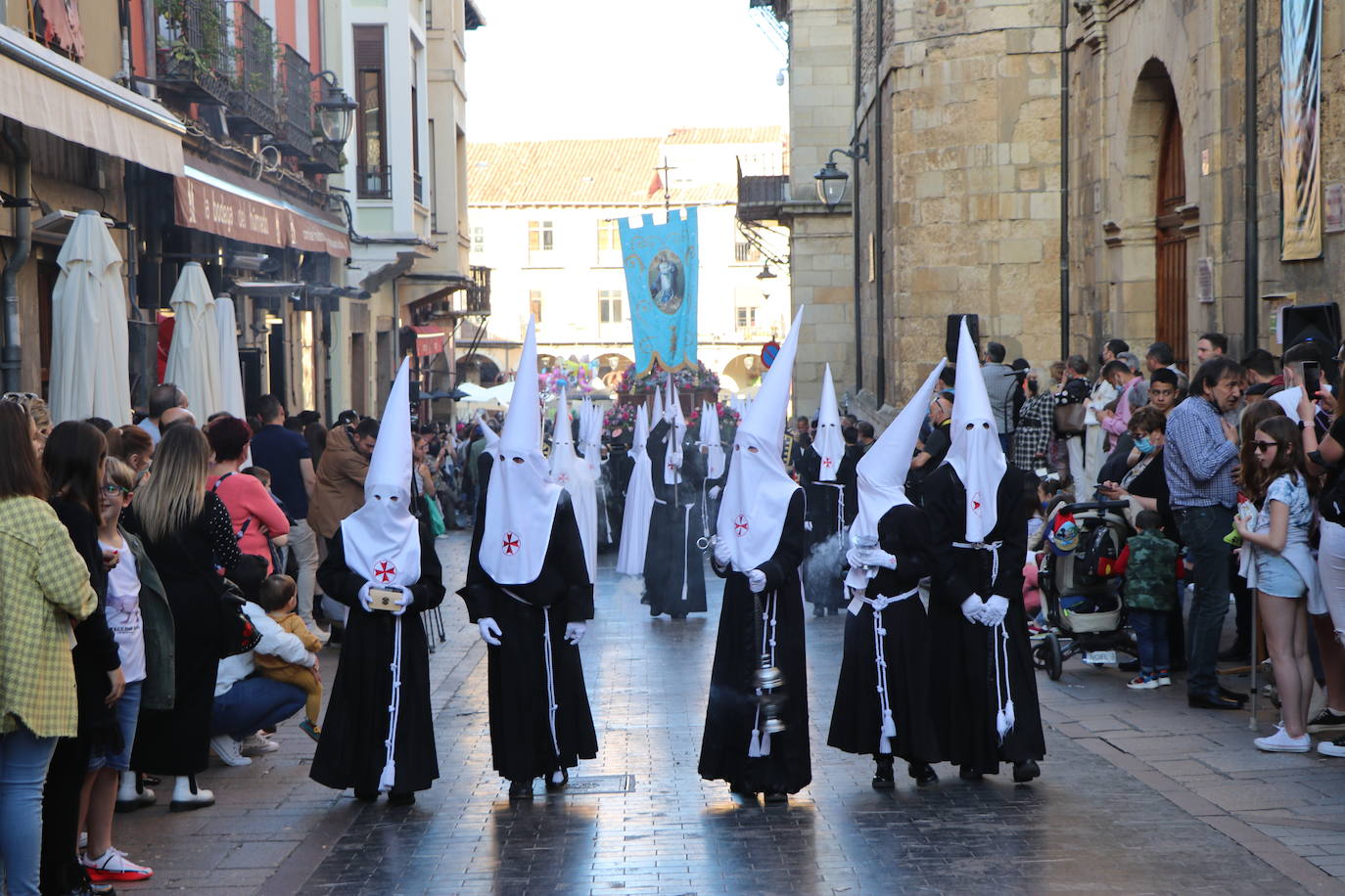 Las blancas capillas de la Cofradía del Santo Sepulcro-esperanza de Vida traen la luz a una tarde de vigilia Pascual