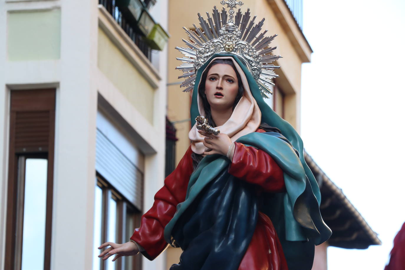 Las blancas capillas de la Cofradía del Santo Sepulcro-esperanza de Vida traen la luz a una tarde de vigilia Pascual