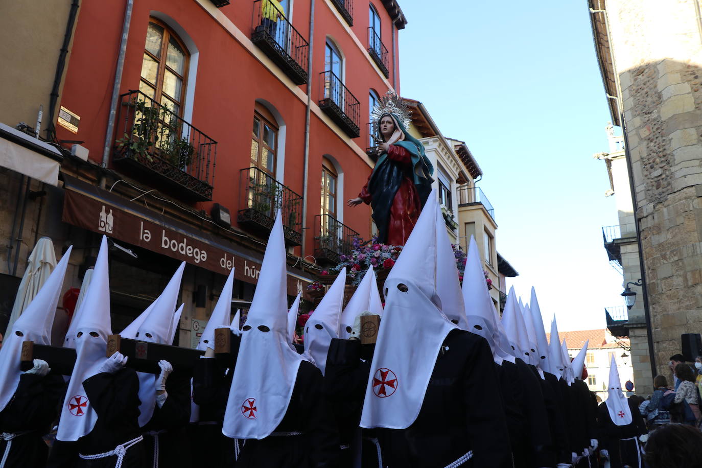 Las blancas capillas de la Cofradía del Santo Sepulcro-esperanza de Vida traen la luz a una tarde de vigilia Pascual