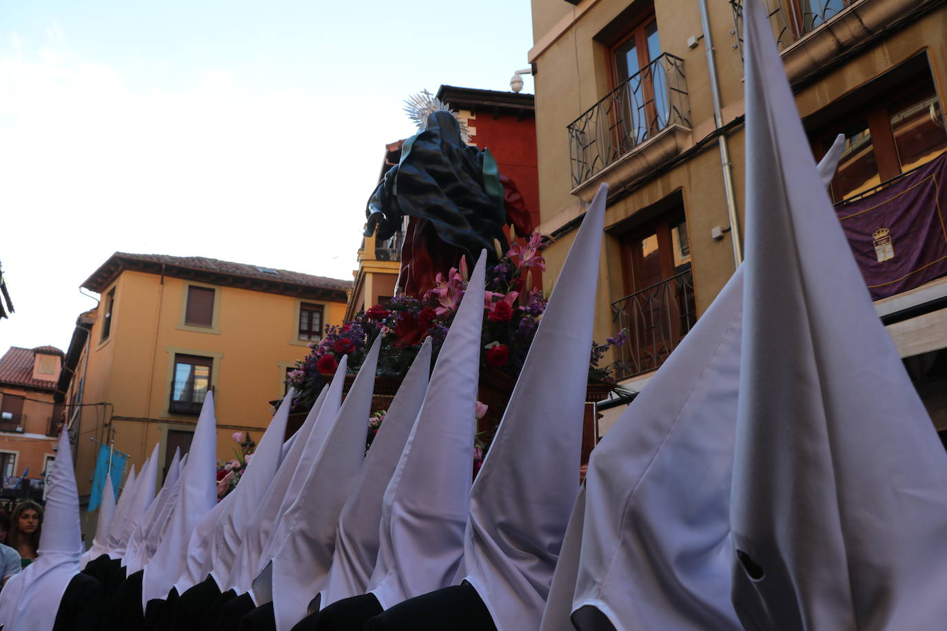 Las blancas capillas de la Cofradía del Santo Sepulcro-esperanza de Vida traen la luz a una tarde de vigilia Pascual