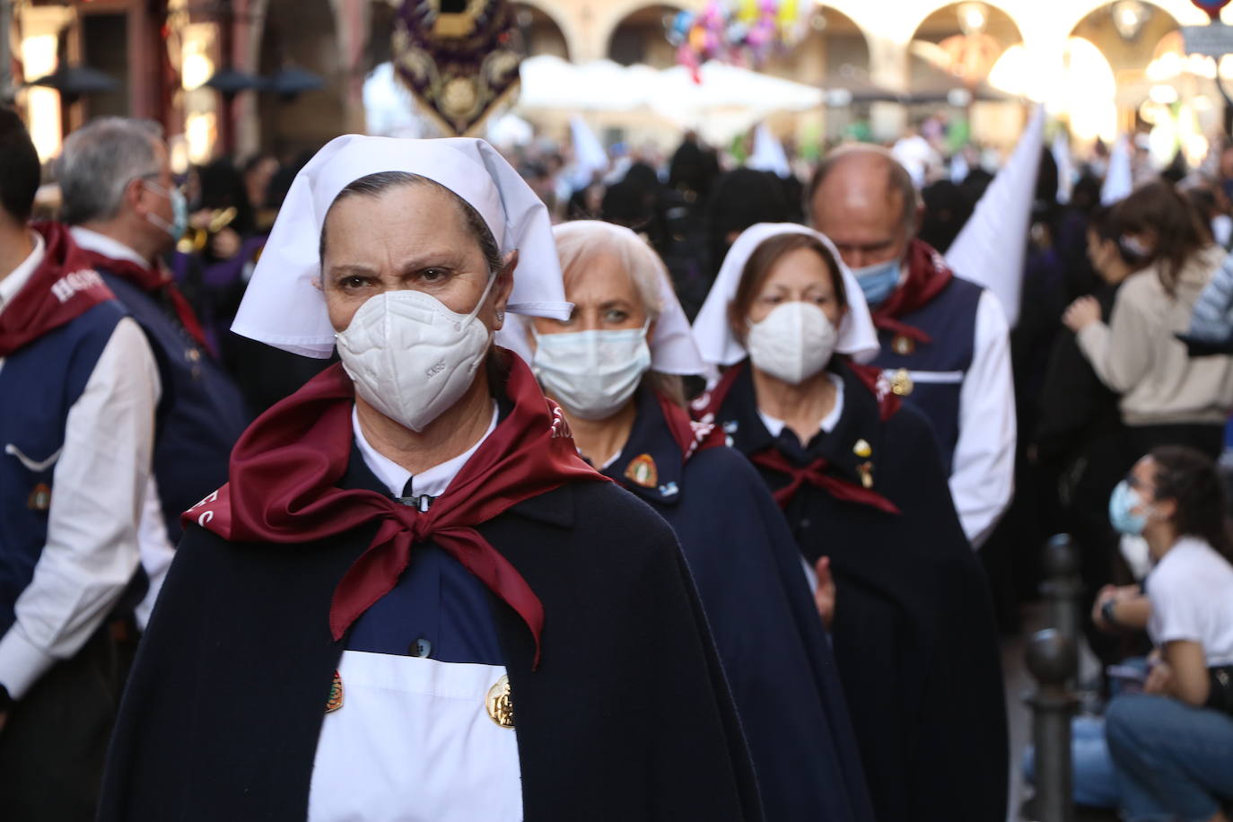 Las blancas capillas de la Cofradía del Santo Sepulcro-esperanza de Vida traen la luz a una tarde de vigilia Pascual