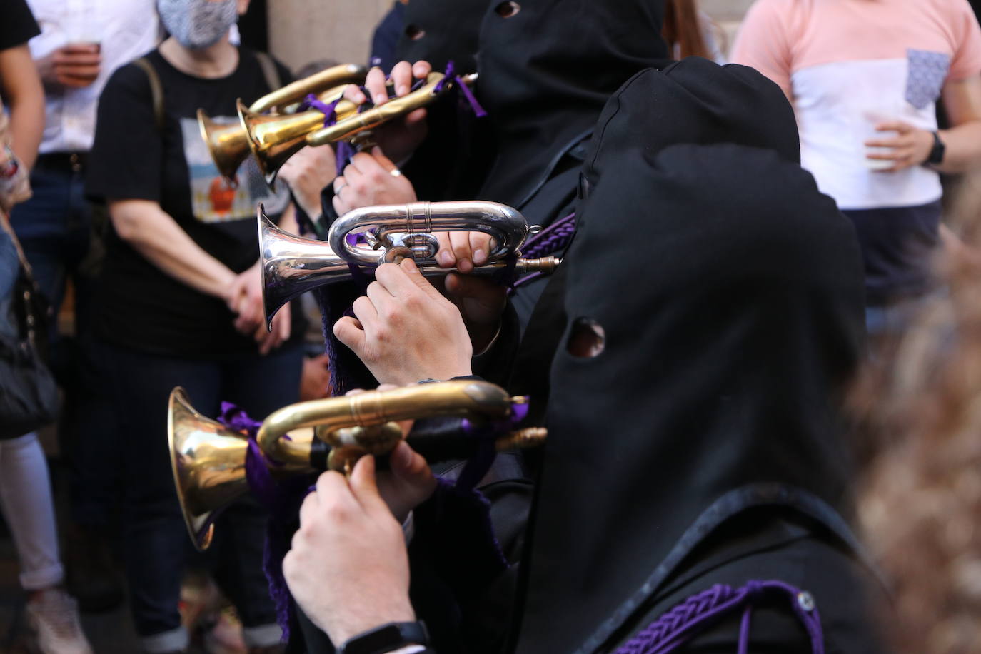 Las blancas capillas de la Cofradía del Santo Sepulcro-esperanza de Vida traen la luz a una tarde de vigilia Pascual