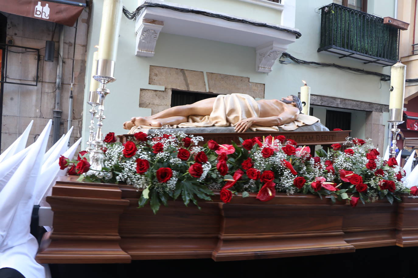 Las blancas capillas de la Cofradía del Santo Sepulcro-esperanza de Vida traen la luz a una tarde de vigilia Pascual