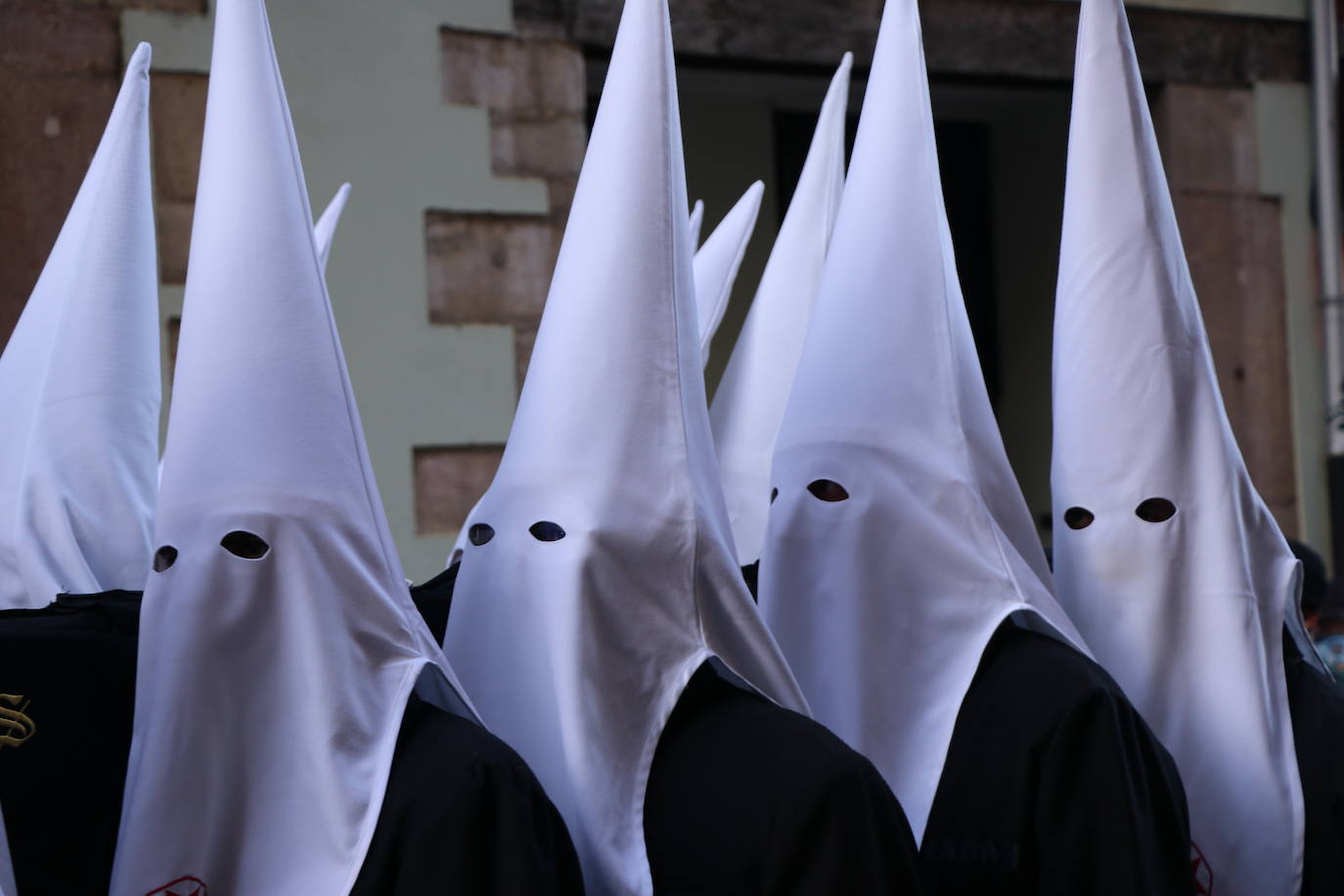 Las blancas capillas de la Cofradía del Santo Sepulcro-esperanza de Vida traen la luz a una tarde de vigilia Pascual