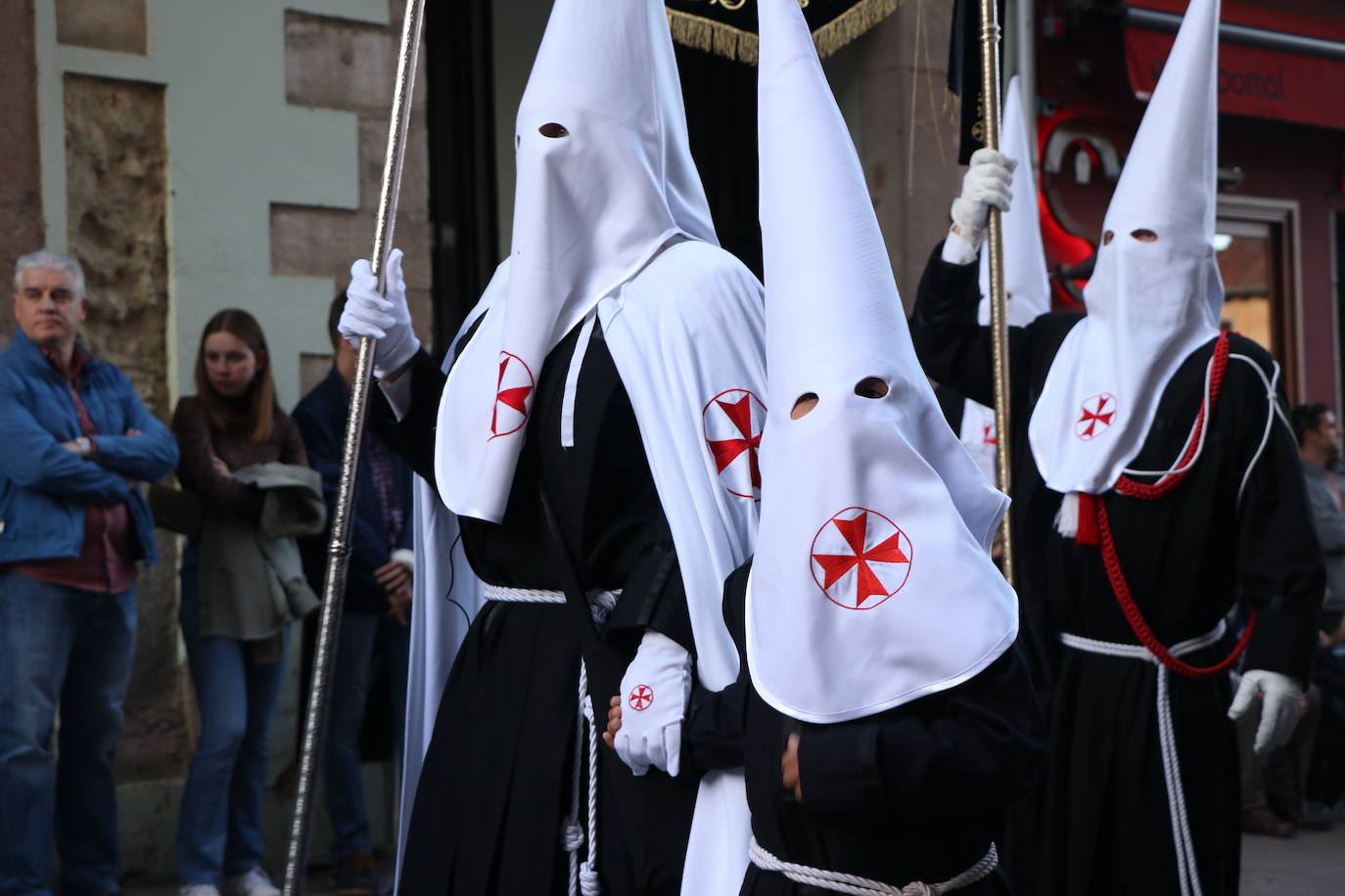 Las blancas capillas de la Cofradía del Santo Sepulcro-esperanza de Vida traen la luz a una tarde de vigilia Pascual