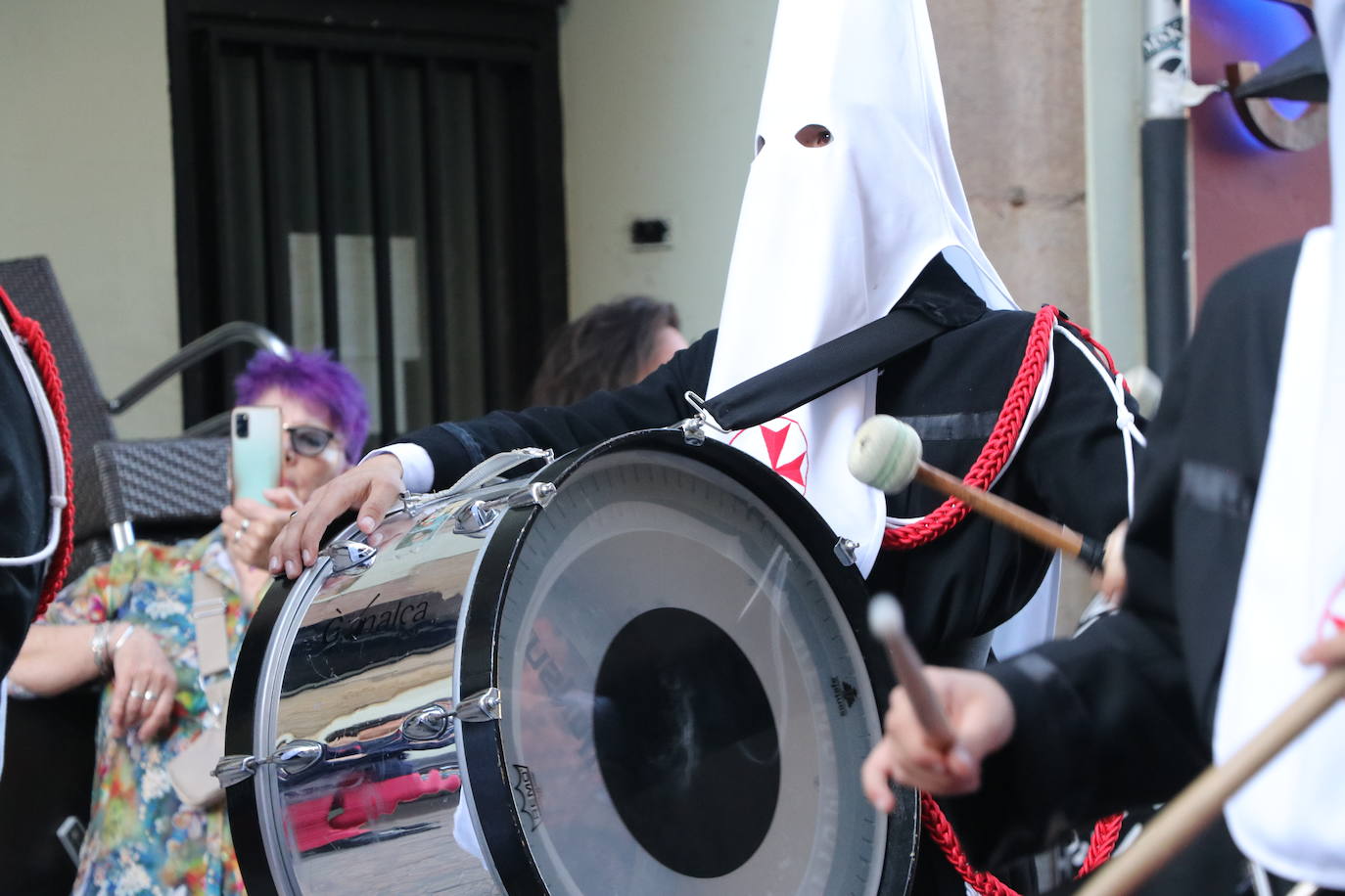 Las blancas capillas de la Cofradía del Santo Sepulcro-esperanza de Vida traen la luz a una tarde de vigilia Pascual