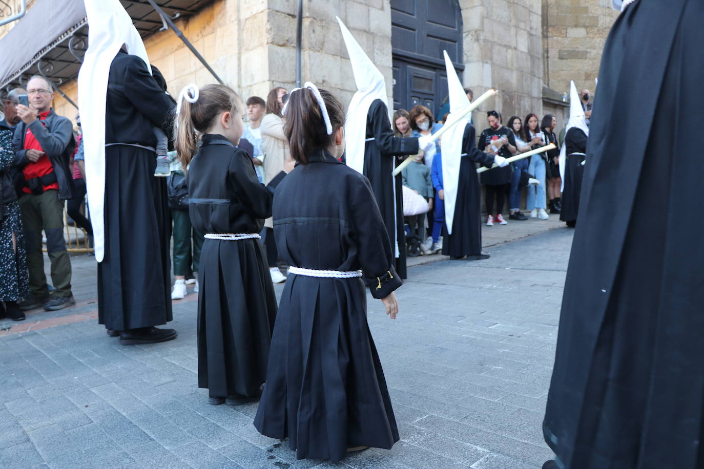 Las blancas capillas de la Cofradía del Santo Sepulcro-esperanza de Vida traen la luz a una tarde de vigilia Pascual