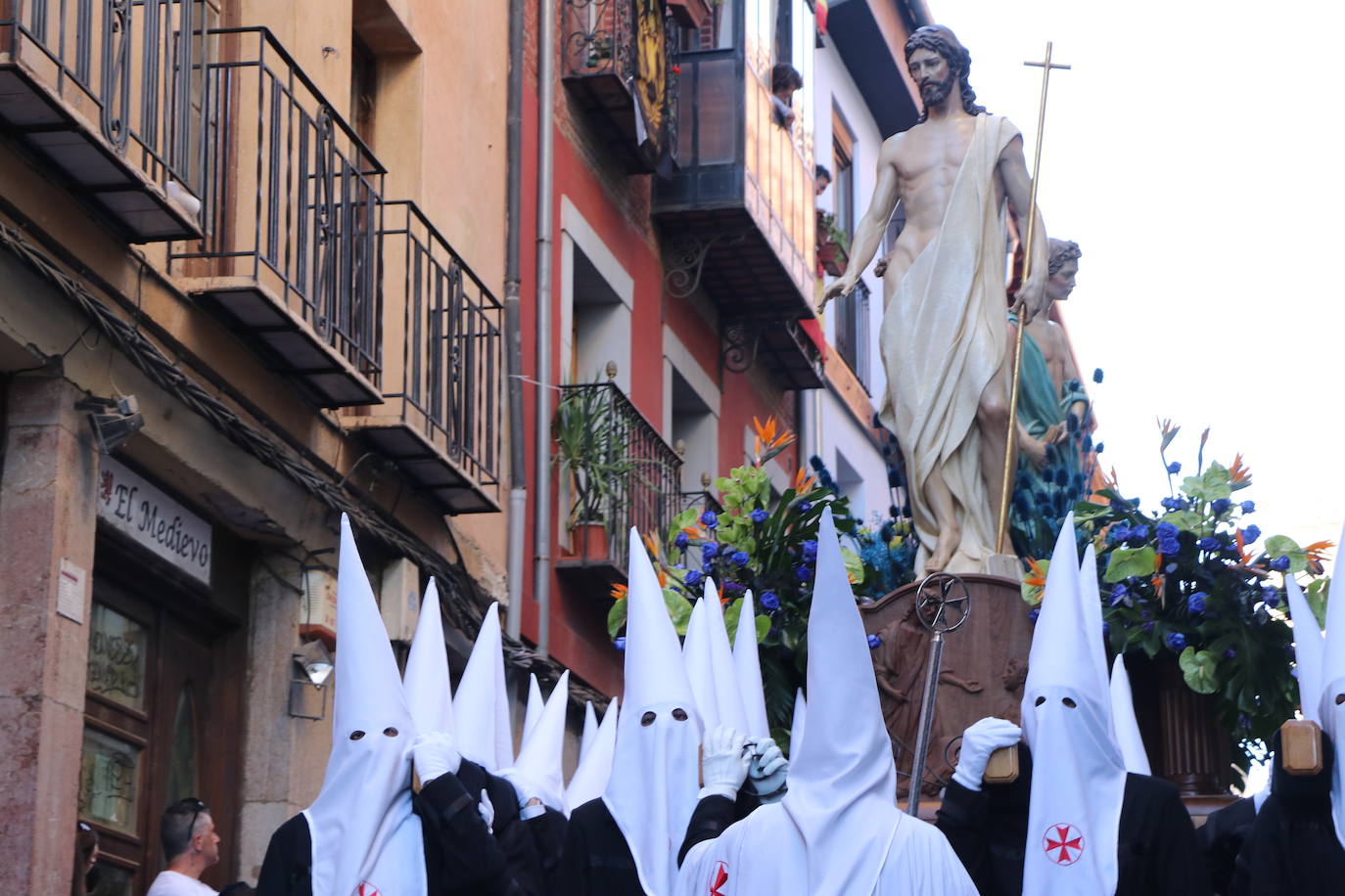 Las blancas capillas de la Cofradía del Santo Sepulcro-esperanza de Vida traen la luz a una tarde de vigilia Pascual