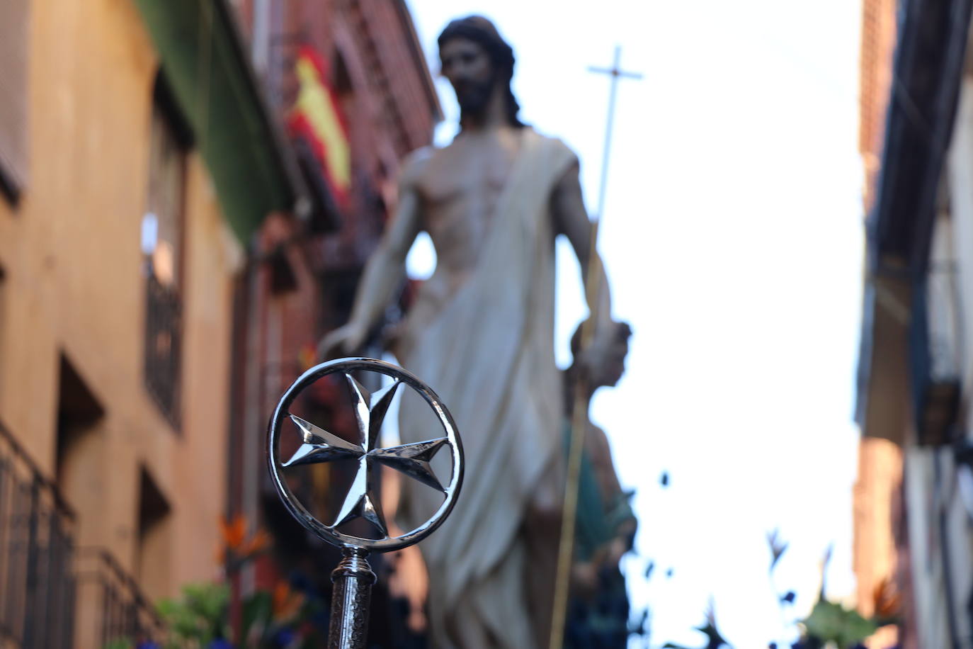 Las blancas capillas de la Cofradía del Santo Sepulcro-esperanza de Vida traen la luz a una tarde de vigilia Pascual